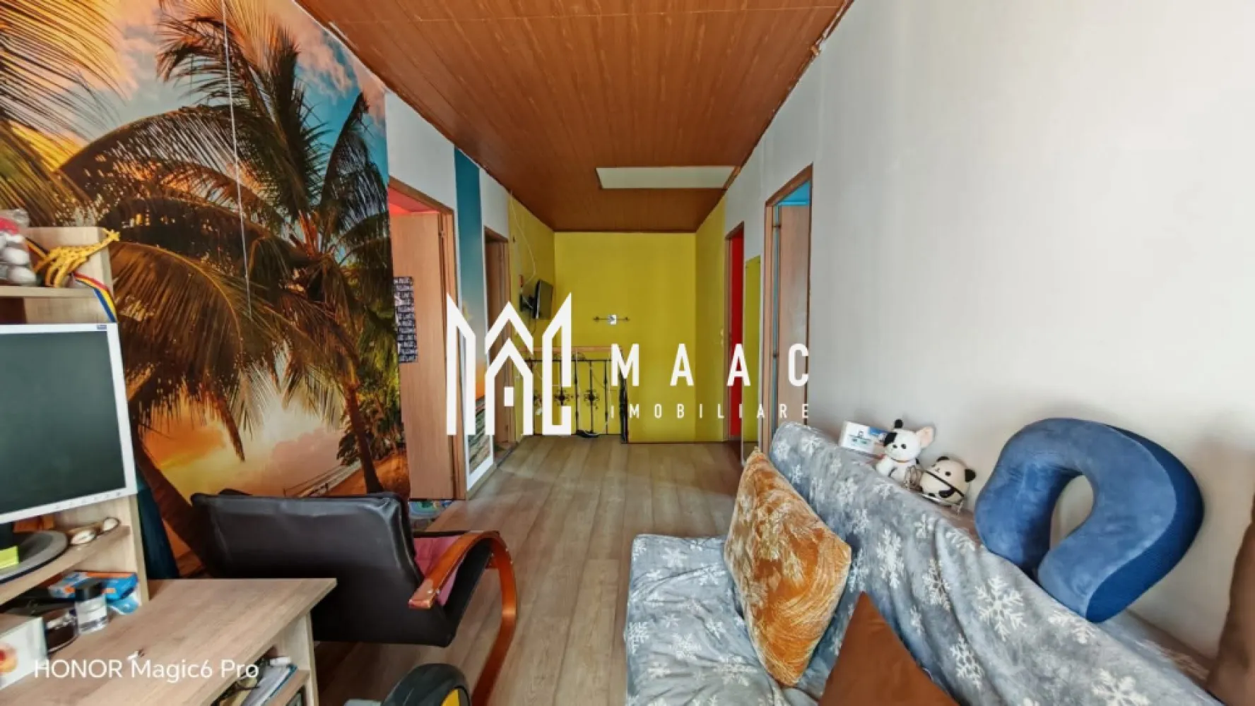 Casa 4 camere | Garaj | 2 Cai de acces | Tineretului - MAAC Imobiliare vă propune spre vânzare o casă spațioasă, cu regim de înălțime parter + etaj/mansardă, amplasată într-un cartier liniștit, ideal pentru familiile care își doresc confort, intimitate și o locuință generoasă, cu spații bine compartimentate atât la interior, cât și la exterior. Proprietatea dispune de o suprafață utilă de 200 mp, distribuită eficient pe două niveluri a câte 100 mp fiecare, și este amplasată pe un teren cu suprafață totală de 264 mp, având deschidere la stradă de 12 ml.

Casa beneficiază de curte proprie, fără coproprietari, oferind un plus de intimitate și confort, precum și două căi de acces auto, aspect extrem de practic pentru o familie activă. Garajul inclus are acces direct în locuință, contribuind la funcționalitatea și confortul proprietății în orice sezon.

Compartimentarea este practică și echilibrată, fiind gândită pentru un stil de viață confortabil. La parter se regăsesc un living spațios cu șemineu funcțional, bucătărie cu ieșire directă în grădină, cămară, baie și hol de acces. Etajul/mansarda este compus din 3 dormitoare luminoase, baie și hol, oferind spații generoase pentru întreaga familie.

Zona exterioară completează armonios proprietatea prin grădina amenajată cu filigorie și spațiu de depozitare tip cameră în spatele casei, dar și prin grădinița cu flori amplasată în fața locuinței. Curtea intimă și accesul auto din două direcții sporesc confortul și utilitatea proprietății.

Locuința este dotată cu sistem de încălzire pe gaz cu calorifere și șemineu funcțional cu distribuție de aer cald în întreaga casă, oferind un ambient plăcut și eficiență termică. Proprietatea permite posibilitatea de locuire imediată, fiind potrivită atât pentru familii, cât și pentru cei care caută o casă spațioasă într-o zonă liniștită și bine conectată.

Caracteristici:
-Suprafață utilă: 200 mp
-100 mp pe nivel
-Suprafață teren: 264 mp
-Deschidere la stradă: 12 ml
-Regim de înălțime: parter + etaj/mansardă
-Garaj cu acces direct în casă
-Curte proprie fără coproprietari
-Două căi de acces auto
-Living cu șemineu
-Bucătărie cu ieșire în grădină
-Cămară
-3 dormitoare
-2 băi
-Filigorie și spațiu de depozitare
-Sistem de încălzire pe gaz cu calorifere
-Șemineu cu distribuție de aer cald
-Posibilitate de locuire imediată
-Cartier liniștit, cu vecinătăți civilizate
-Acces facil către zonele de interes

Pentru mai multe informații și programarea unei vizionări, vă rugăm să menționați telefonic numărul CP2606581.