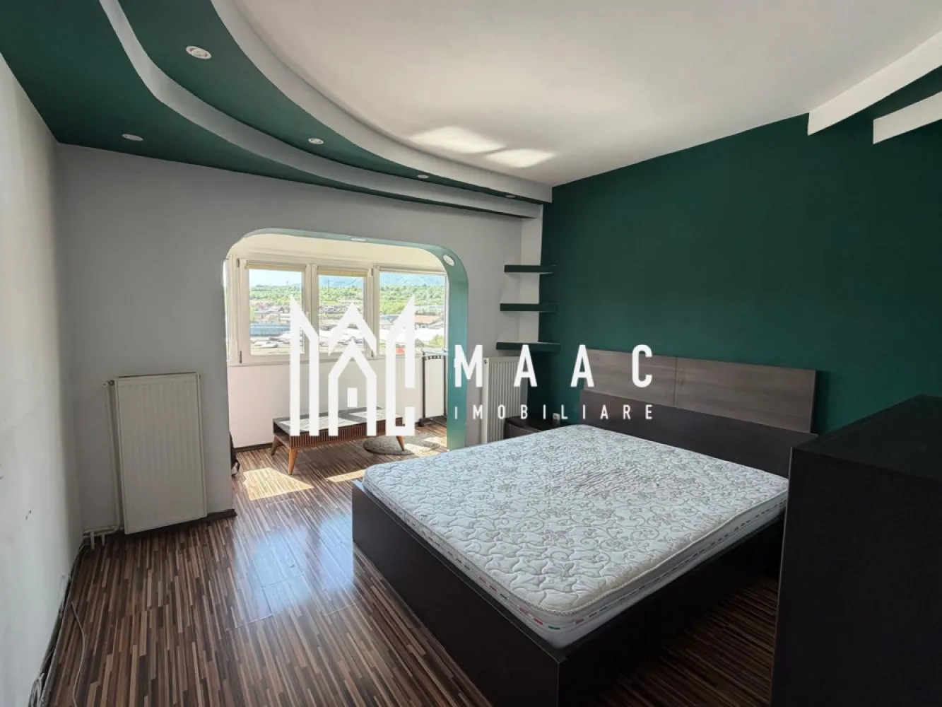 Apartament Modern 2 Camare I 58Mpu I Cisnadie - MAAC Imobiliare vă propune spre vânzare un apartament cu 2 camere decomandate, situat la etajul 4 din 4 al unui imobil bine întreținut, prevăzut cu acoperiș, oferind un plus de confort și protecție. Cu o suprafață utilă de 58 mp, locuința se remarcă prin compartimentarea practică, spațiile luminoase și atmosfera primitoare.

Apartamentul este complet renovat, fiind pregătit pentru mutare imediată, fără investiții suplimentare. Se vinde complet mobilat și utilat, exact cum se prezintă în imagini, reprezentând alegerea ideală atât pentru locuit, cât și pentru investiție.

Compartimentarea decomandată oferă intimitate și funcționalitate, iar poziționarea într-o zonă liniștită asigură confortul de zi cu zi. Proprietatea beneficiază de acces facil către magazine, mijloace de transport, școli și alte puncte de interes.

Pentru mai multe detalii, vă rugăm să menționați telefonic că ați văzut anunțul cu codul CP3085497 .