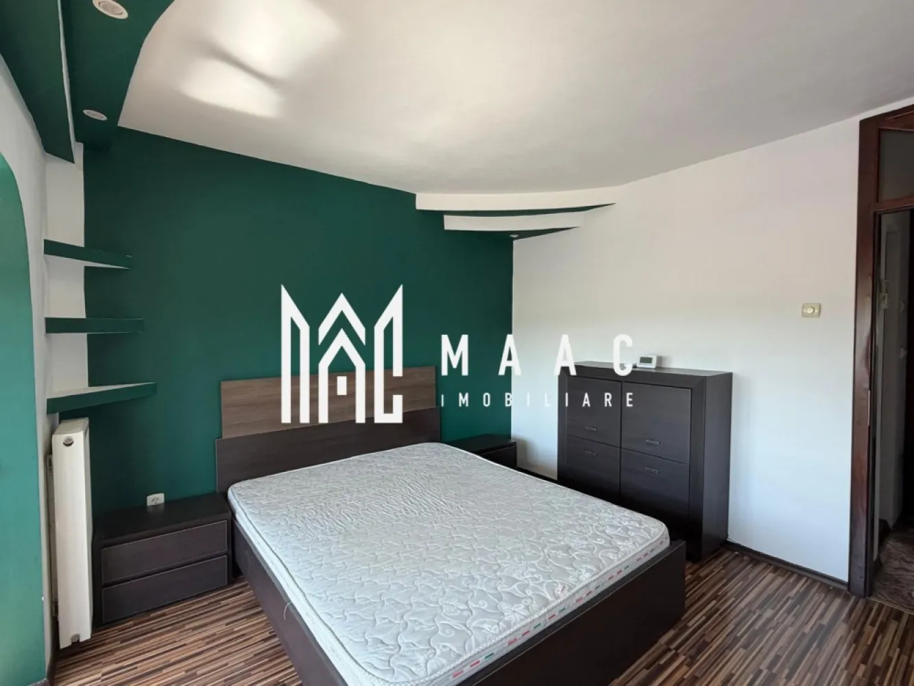 Apartament Modern 2 Camare I 58Mpu I Cisnadie - MAAC Imobiliare vă propune spre vânzare un apartament cu 2 camere decomandate, situat la etajul 4 din 4 al unui imobil bine întreținut, prevăzut cu acoperiș, oferind un plus de confort și protecție. Cu o suprafață utilă de 58 mp, locuința se remarcă prin compartimentarea practică, spațiile luminoase și atmosfera primitoare.

Apartamentul este complet renovat, fiind pregătit pentru mutare imediată, fără investiții suplimentare. Se vinde complet mobilat și utilat, exact cum se prezintă în imagini, reprezentând alegerea ideală atât pentru locuit, cât și pentru investiție.

Compartimentarea decomandată oferă intimitate și funcționalitate, iar poziționarea într-o zonă liniștită asigură confortul de zi cu zi. Proprietatea beneficiază de acces facil către magazine, mijloace de transport, școli și alte puncte de interes.

Pentru mai multe detalii, vă rugăm să menționați telefonic că ați văzut anunțul cu codul CP3085497 .