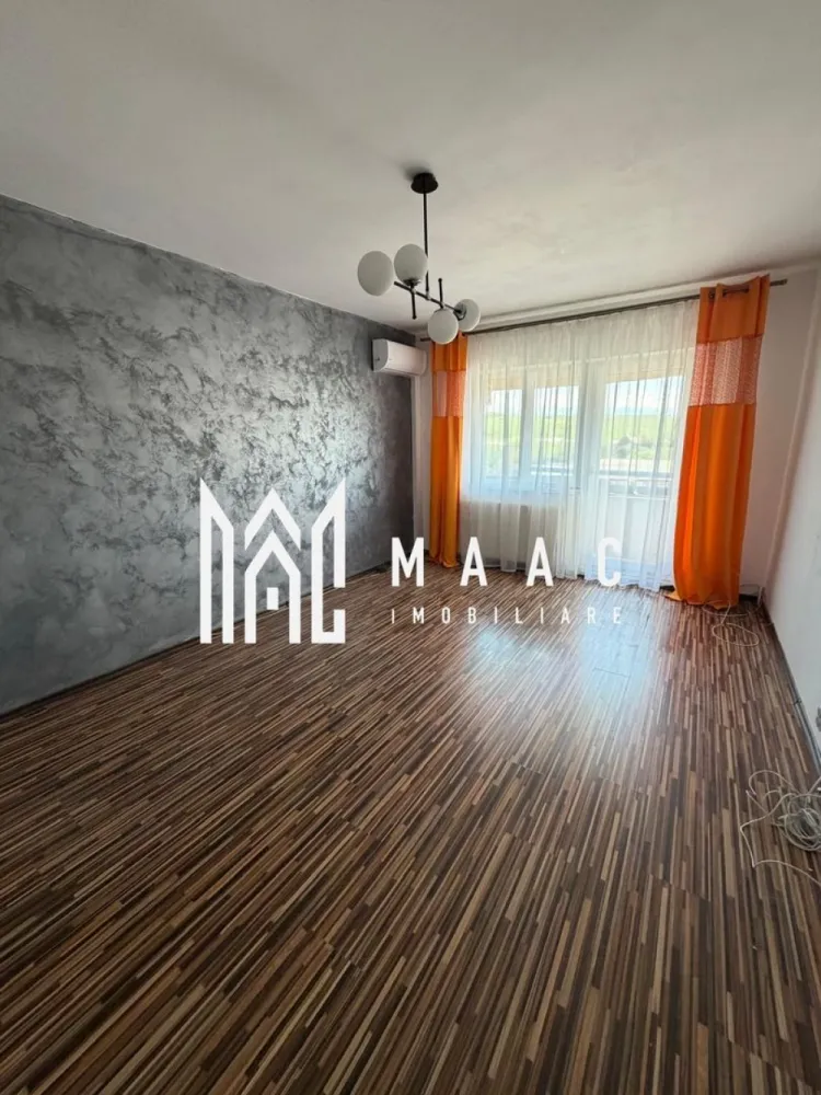 Apartament Modern 2 Camare I 58Mpu I Cisnadie - MAAC Imobiliare vă propune spre vânzare un apartament cu 2 camere decomandate, situat la etajul 4 din 4 al unui imobil bine întreținut, prevăzut cu acoperiș, oferind un plus de confort și protecție. Cu o suprafață utilă de 58 mp, locuința se remarcă prin compartimentarea practică, spațiile luminoase și atmosfera primitoare.

Apartamentul este complet renovat, fiind pregătit pentru mutare imediată, fără investiții suplimentare. Se vinde complet mobilat și utilat, exact cum se prezintă în imagini, reprezentând alegerea ideală atât pentru locuit, cât și pentru investiție.

Compartimentarea decomandată oferă intimitate și funcționalitate, iar poziționarea într-o zonă liniștită asigură confortul de zi cu zi. Proprietatea beneficiază de acces facil către magazine, mijloace de transport, școli și alte puncte de interes.

Pentru mai multe detalii, vă rugăm să menționați telefonic că ați văzut anunțul cu codul CP3085497 .