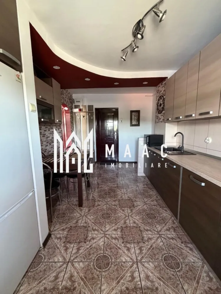Apartament Modern 2 Camare I 58Mpu I Cisnadie - MAAC Imobiliare vă propune spre vânzare un apartament cu 2 camere decomandate, situat la etajul 4 din 4 al unui imobil bine întreținut, prevăzut cu acoperiș, oferind un plus de confort și protecție. Cu o suprafață utilă de 58 mp, locuința se remarcă prin compartimentarea practică, spațiile luminoase și atmosfera primitoare.

Apartamentul este complet renovat, fiind pregătit pentru mutare imediată, fără investiții suplimentare. Se vinde complet mobilat și utilat, exact cum se prezintă în imagini, reprezentând alegerea ideală atât pentru locuit, cât și pentru investiție.

Compartimentarea decomandată oferă intimitate și funcționalitate, iar poziționarea într-o zonă liniștită asigură confortul de zi cu zi. Proprietatea beneficiază de acces facil către magazine, mijloace de transport, școli și alte puncte de interes.

Pentru mai multe detalii, vă rugăm să menționați telefonic că ați văzut anunțul cu codul CP3085497 .