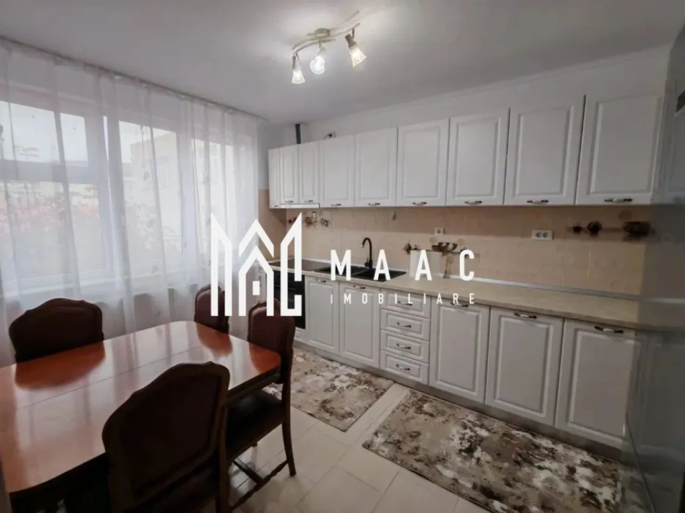 Apartament 2 camere | Traian | Modern - MAAC Imobiliare vă propune spre vânzare un apartament modern cu 2 camere, complet renovat, situat în Cartierul Traian, într-o zonă linistita, cu acces rapid către școli, facultate și centre comerciale. Apartamentul este amplasat la etajul 2 din 4 și are o suprafață de 60 mp, fiind eficient compartimentat astfel: * living luminos * dormitor * bucătărie * grup sanitar * balcon închis Locuința a fost renovată integral, folosindu-se materiale de înaltă calitate, iar finisajele moderne oferă un nivel ridicat de confort. Se vinde complet mobilată și utilată, fiind ideală atât pentru locuit, cât și pentru investiție. Poziționarea excelentă și dotările moderne fac din acest apartament o alegere foarte bună pentru cei care își doresc confort, accesibilitate și un stil de viață urban. Pentru mai multe informații sau pentru a programa o vizionare, vă invităm să contactați MAAC Imobiliare. id: CP2859896 - SP }}