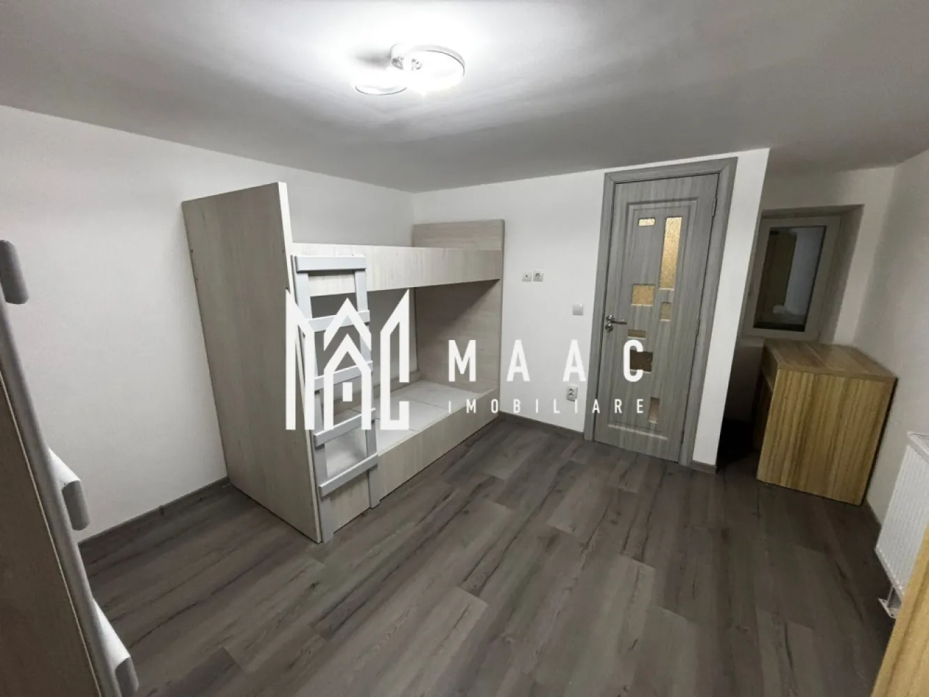 Cazare muncitori | Condiții bune | 25 lei/pers | Industrial Vest - Maac Imobiliare prezintă spații de cazare pentru muncitori, amenajate modern, ideale pentru echipe sau firme care caută confort și funcționalitate.

Imobilul este dispus pe 2 nivele – parter și etaj – și oferă camere spațioase, fiecare beneficiind de baie proprie pentru un plus de intimitate și confort.

Proprietatea dispune de:

camere care vor fi complet mobilate cu paturi și saltele;
bucătărie separată, aflată în curs de amenajare;
spațiu dedicat pentru spălătorie;
zonă open-space generoasă între camere;
finisaje moderne;
compartimentare practică și acces facil.

Preț: 25 euro/persoană – negociabil în funcție de numărul de persoane și perioada contractuală.

Ideal pentru firme care doresc să asigure condiții bune de cazare angajaților.

Pentru mai multe informații sau programarea unei vizionări vă rugăm să menționați la telefon numărul CP3085615.