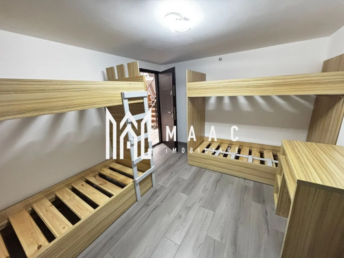 Cazare muncitori | Condiții bune | 25 lei/pers | Industrial Vest - Maac Imobiliare prezintă spații de cazare pentru muncitori, amenajate modern, ideale pentru echipe sau firme care caută confort și funcționalitate.

Imobilul este dispus pe 2 nivele – parter și etaj – și oferă camere spațioase, fiecare beneficiind de baie proprie pentru un plus de intimitate și confort.

Proprietatea dispune de:

camere care vor fi complet mobilate cu paturi și saltele;
bucătărie separată, aflată în curs de amenajare;
spațiu dedicat pentru spălătorie;
zonă open-space generoasă între camere;
finisaje moderne;
compartimentare practică și acces facil.

Preț: 25 euro/persoană – negociabil în funcție de numărul de persoane și perioada contractuală.

Ideal pentru firme care doresc să asigure condiții bune de cazare angajaților.

Pentru mai multe informații sau programarea unei vizionări vă rugăm să menționați la telefon numărul CP3085615.