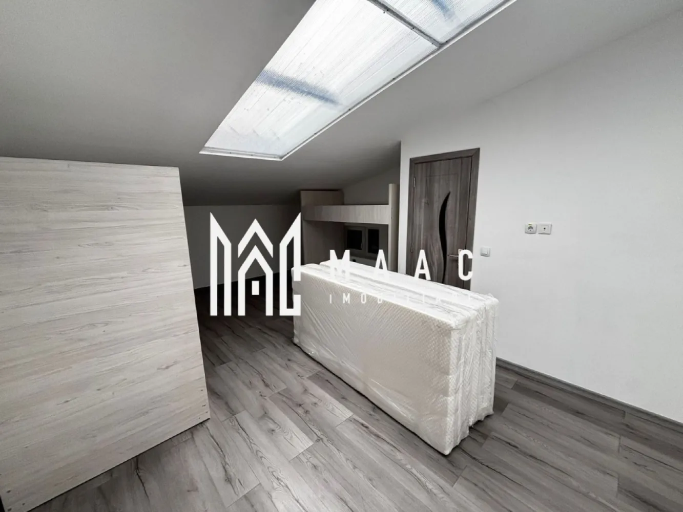 Cazare muncitori | Condiții bune | 25 lei/pers | Industrial Vest - Maac Imobiliare prezintă spații de cazare pentru muncitori, amenajate modern, ideale pentru echipe sau firme care caută confort și funcționalitate.

Imobilul este dispus pe 2 nivele – parter și etaj – și oferă camere spațioase, fiecare beneficiind de baie proprie pentru un plus de intimitate și confort.

Proprietatea dispune de:

camere care vor fi complet mobilate cu paturi și saltele;
bucătărie separată, aflată în curs de amenajare;
spațiu dedicat pentru spălătorie;
zonă open-space generoasă între camere;
finisaje moderne;
compartimentare practică și acces facil.

Preț: 25 euro/persoană – negociabil în funcție de numărul de persoane și perioada contractuală.

Ideal pentru firme care doresc să asigure condiții bune de cazare angajaților.

Pentru mai multe informații sau programarea unei vizionări vă rugăm să menționați la telefon numărul CP3085615.