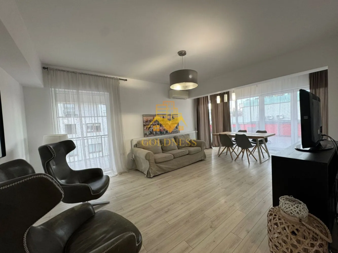 Penthouse, 4 camere, terasa 100 mp, garaj,Buna Ziua, Bonjour Residence - Goldness Imobiliare propune spre închiriere un apartament modern, complet mobilat și utilat, situat într-un imobil nou, într-o zonă liniștită și bine conectată. Locuința se remarcă prin finisaje de calitate, spații luminoase și o terasă generoasă, ideală pentru relaxare.

📍 Compartimentare & Interior
Apartamentul este amenajat cu atenție la detalii, oferind confort și funcționalitate:
• Living spațios, mobilat modern, cu zonă de dining și acces direct către terasa mare
• Dormitor matrimonial luminos, cu pat matrimonial, dressing încăpător și acces la balcon
• Al doilea dormitor amenajat minimalist, ideal ca spațiu pentru copil, birou sau cameră de oaspeți
• Hol generos, cu spații de depozitare integrate
• Baie modernă, dotată cu cabină de duș și finisaje premium
• Cameră de dressing / depozitare, complet organizată cu rafturi și dulapuri

🌿 Terasă & Exterior
• Terasă foarte spațioasă, amenajată cu mobilier exterior
• Priveliște deschisă și atmosferă liniștită
• Spațiu ideal pentru relaxare, mic dejun, lucru în aer liber sau socializare

🏡 Dotări & Beneficii
• Mobilier modern, în stare excelentă
• Electrocasnice incluse
• Aer condiționat
• Dressing separat
• Spații ample de depozitare
• Finisaje de calitate superioară
• Imobil nou, bine întreținut

🔑 Disponibilitate
Apartamentul este liber și pregătit pentru mutare imediată.