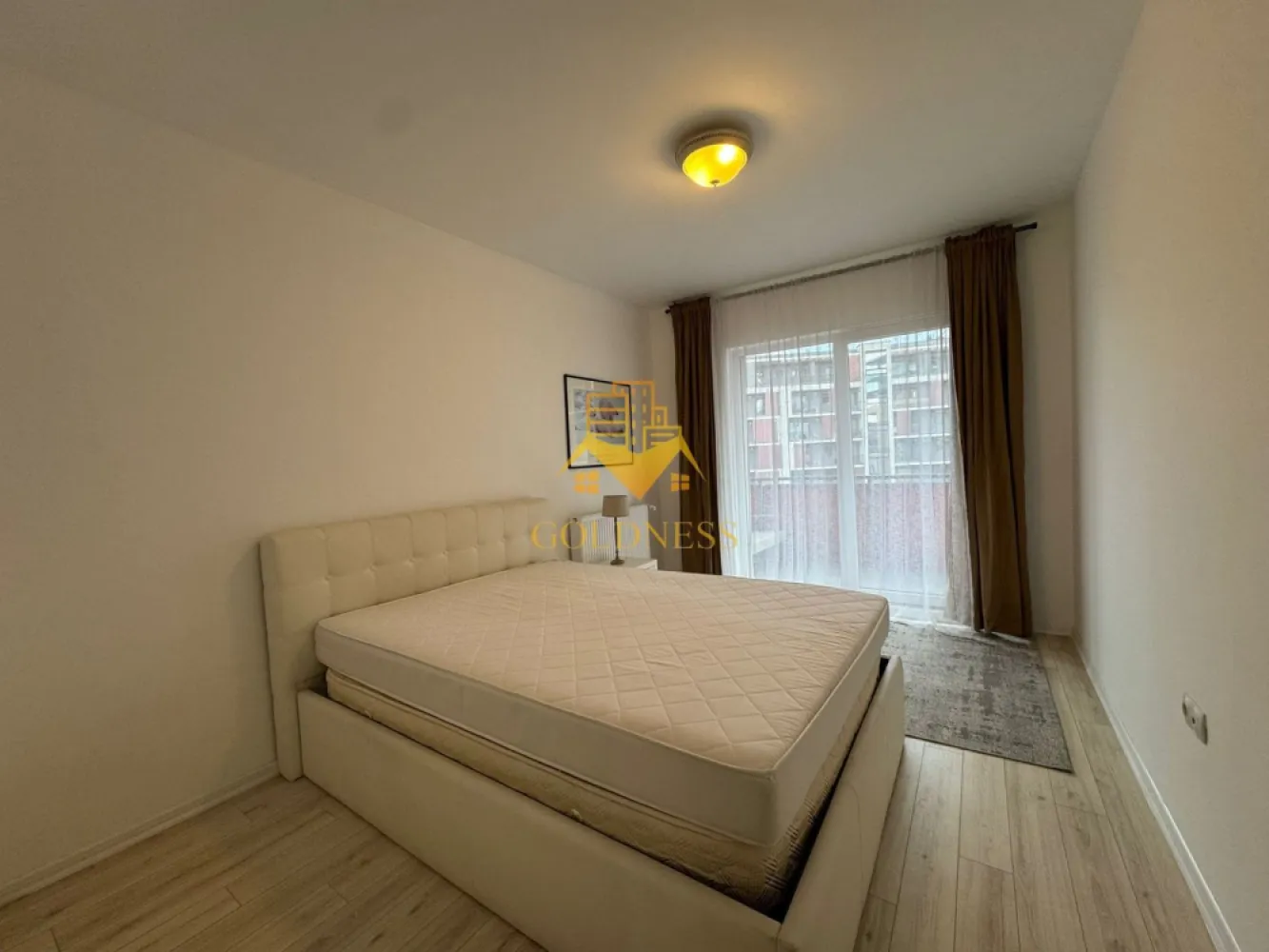 Penthouse, 4 camere, terasa 100 mp, garaj,Buna Ziua, Bonjour Residence - Goldness Imobiliare propune spre închiriere un apartament modern, complet mobilat și utilat, situat într-un imobil nou, într-o zonă liniștită și bine conectată. Locuința se remarcă prin finisaje de calitate, spații luminoase și o terasă generoasă, ideală pentru relaxare.

📍 Compartimentare & Interior
Apartamentul este amenajat cu atenție la detalii, oferind confort și funcționalitate:
• Living spațios, mobilat modern, cu zonă de dining și acces direct către terasa mare
• Dormitor matrimonial luminos, cu pat matrimonial, dressing încăpător și acces la balcon
• Al doilea dormitor amenajat minimalist, ideal ca spațiu pentru copil, birou sau cameră de oaspeți
• Hol generos, cu spații de depozitare integrate
• Baie modernă, dotată cu cabină de duș și finisaje premium
• Cameră de dressing / depozitare, complet organizată cu rafturi și dulapuri

🌿 Terasă & Exterior
• Terasă foarte spațioasă, amenajată cu mobilier exterior
• Priveliște deschisă și atmosferă liniștită
• Spațiu ideal pentru relaxare, mic dejun, lucru în aer liber sau socializare

🏡 Dotări & Beneficii
• Mobilier modern, în stare excelentă
• Electrocasnice incluse
• Aer condiționat
• Dressing separat
• Spații ample de depozitare
• Finisaje de calitate superioară
• Imobil nou, bine întreținut

🔑 Disponibilitate
Apartamentul este liber și pregătit pentru mutare imediată.