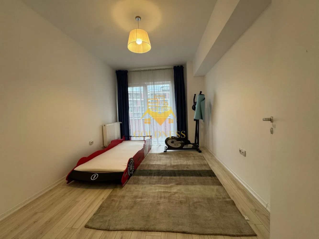 Penthouse, 4 camere, terasa 100 mp, garaj,Buna Ziua, Bonjour Residence - Goldness Imobiliare propune spre închiriere un apartament modern, complet mobilat și utilat, situat într-un imobil nou, într-o zonă liniștită și bine conectată. Locuința se remarcă prin finisaje de calitate, spații luminoase și o terasă generoasă, ideală pentru relaxare.

📍 Compartimentare & Interior
Apartamentul este amenajat cu atenție la detalii, oferind confort și funcționalitate:
• Living spațios, mobilat modern, cu zonă de dining și acces direct către terasa mare
• Dormitor matrimonial luminos, cu pat matrimonial, dressing încăpător și acces la balcon
• Al doilea dormitor amenajat minimalist, ideal ca spațiu pentru copil, birou sau cameră de oaspeți
• Hol generos, cu spații de depozitare integrate
• Baie modernă, dotată cu cabină de duș și finisaje premium
• Cameră de dressing / depozitare, complet organizată cu rafturi și dulapuri

🌿 Terasă & Exterior
• Terasă foarte spațioasă, amenajată cu mobilier exterior
• Priveliște deschisă și atmosferă liniștită
• Spațiu ideal pentru relaxare, mic dejun, lucru în aer liber sau socializare

🏡 Dotări & Beneficii
• Mobilier modern, în stare excelentă
• Electrocasnice incluse
• Aer condiționat
• Dressing separat
• Spații ample de depozitare
• Finisaje de calitate superioară
• Imobil nou, bine întreținut

🔑 Disponibilitate
Apartamentul este liber și pregătit pentru mutare imediată.