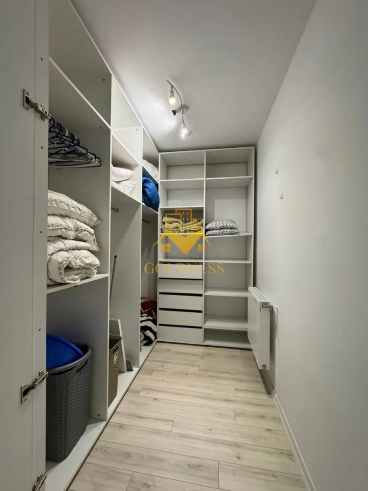 Penthouse, 4 camere, terasa 100 mp, garaj,Buna Ziua, Bonjour Residence - Goldness Imobiliare propune spre închiriere un apartament modern, complet mobilat și utilat, situat într-un imobil nou, într-o zonă liniștită și bine conectată. Locuința se remarcă prin finisaje de calitate, spații luminoase și o terasă generoasă, ideală pentru relaxare.

📍 Compartimentare & Interior
Apartamentul este amenajat cu atenție la detalii, oferind confort și funcționalitate:
• Living spațios, mobilat modern, cu zonă de dining și acces direct către terasa mare
• Dormitor matrimonial luminos, cu pat matrimonial, dressing încăpător și acces la balcon
• Al doilea dormitor amenajat minimalist, ideal ca spațiu pentru copil, birou sau cameră de oaspeți
• Hol generos, cu spații de depozitare integrate
• Baie modernă, dotată cu cabină de duș și finisaje premium
• Cameră de dressing / depozitare, complet organizată cu rafturi și dulapuri

🌿 Terasă & Exterior
• Terasă foarte spațioasă, amenajată cu mobilier exterior
• Priveliște deschisă și atmosferă liniștită
• Spațiu ideal pentru relaxare, mic dejun, lucru în aer liber sau socializare

🏡 Dotări & Beneficii
• Mobilier modern, în stare excelentă
• Electrocasnice incluse
• Aer condiționat
• Dressing separat
• Spații ample de depozitare
• Finisaje de calitate superioară
• Imobil nou, bine întreținut

🔑 Disponibilitate
Apartamentul este liber și pregătit pentru mutare imediată.