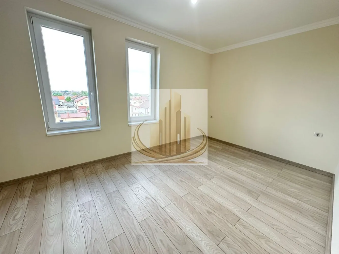 2 Camere | Parcare in CF | Bloc Nou | Giroc–Zona Hotel IQ | Investitie - Grand Mobilis Imobiliare vă propune spre vânzare un apartament modern cu 2 camere, semi-decomandat, având o suprafață utilă de 56 mp, situat în Giroc, într-un ansamblu rezidențial nou construit în anul 2022, într-o zonă liniștită, dar excelent conectată cu orașul.

Proprietatea se remarcă prin amenajarea realizată cu bun gust, materialele premium folosite și compartimentarea practică, fiind ideală pentru persoanele care își doresc confort, calitate și o locuință gata de mutare.

📐 Detalii proprietate:
Apartament cu 2 camere
Compartimentare semi-decomandată
Suprafață utilă: 56 mp
Etaj: 3 din 3
Bloc nou – construcție 2022
Bloc cu acoperiș și pod
Loc de parcare înscris în CF
Acces în parcarea ansamblului prin barieră cu telecomandă

🏡 Compartimentare:
Living mare și luminos cu bucătărie open-space
Dormitor spațios
Baie
Hol
Balcon generos, pe toata suprafata living-ului si bucatariei open-space

🏢 Finisaje & dotări:
Încălzire în pardoseală prin centrală proprie
Costuri foarte reduse de întreținere datorită construcției eficiente energetic
Finisaje premium:
travertin pe pardoseală și pereți
tâmplărie Salamander 82 mm, 7 camere
geamuri tripan
Apartament amenajat modern, cu accent pe confort și calitate

👉 Ansamblul rezidențial este foarte frumos amenajat, cu spații verzi și plante ornamentale, oferind un ambient liniștit și plăcut.

📍 Locație – unul dintre marile avantaje:
Ansamblul este situat la asfalt
La doar câteva minute de zona Hotel IQ și centrul comercial din Giroc

În imediata apropiere:

Lidl, Mega Image și alte magazine
farmacii, brutării, sală de sport
restaurante și cafenele
facilități sportive:
terenuri de fotbal
terenuri de tenis
terenuri de volei pe nisip

👉 Zonă liniștită, dar foarte bine conectată:

acces rapid către Calea Girocului și Spitalul Județean
aproximativ 10 minute până la centura ocolitoare
aproximativ 10 minute până la Complexul Studențesc
💼 Potrivit pentru:

✔️ Cupluri sau familii care caută confort și o zonă liniștită
✔️ Studenți sau medici rezidenți, datorită proximității față de Complexul Studențesc și Spitalul Județean
✔️ Investiție excelentă, având în vedere randamentul ridicat de închiriere din zonă și poziționarea foarte bună

📞 Pentru mai multe informații și programarea unei vizionări, echipa Grand Mobilis Imobiliare vă stă la dispoziție!