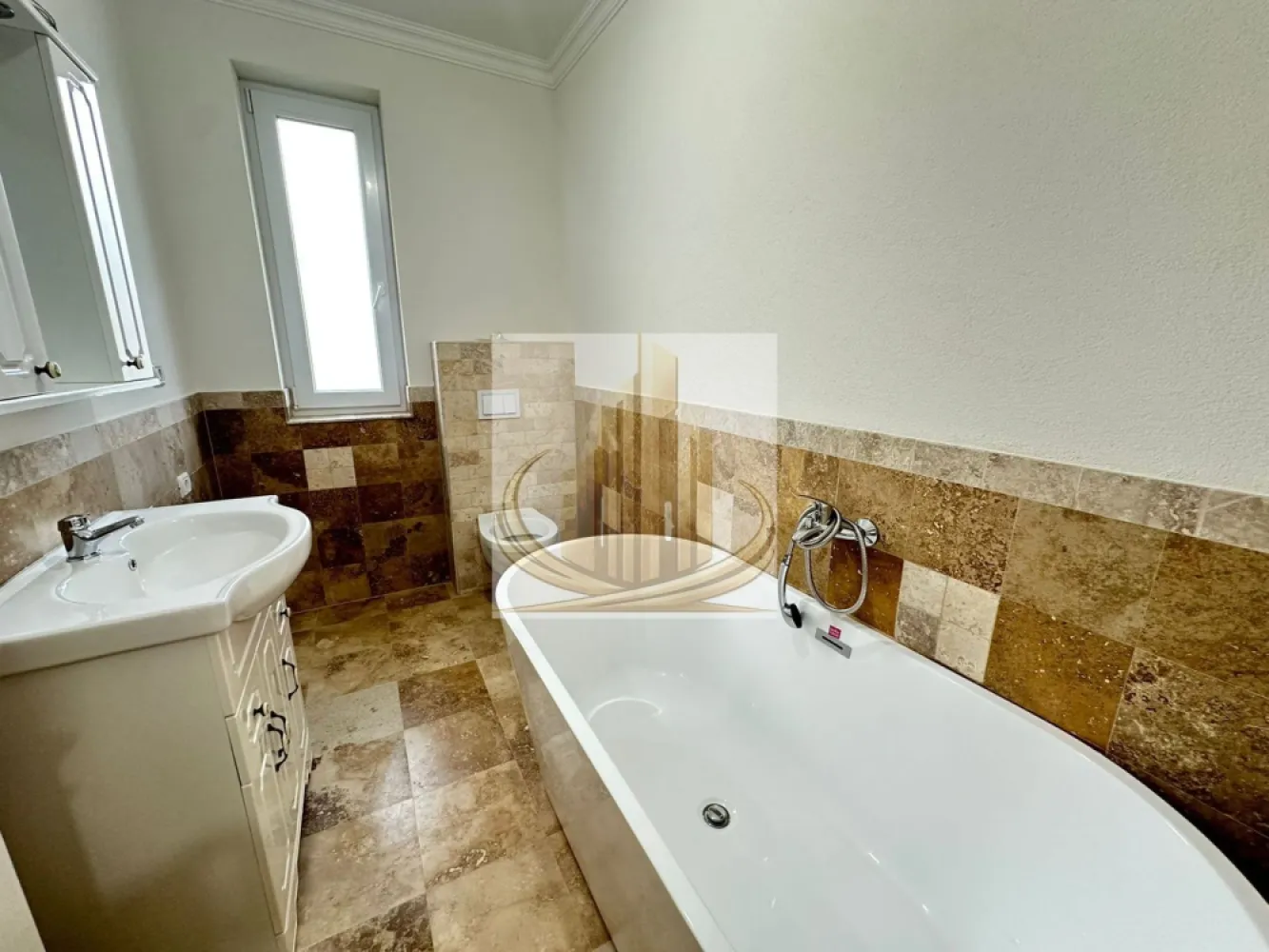 2 Camere | Parcare in CF | Bloc Nou | Giroc–Zona Hotel IQ | Investitie - Grand Mobilis Imobiliare vă propune spre vânzare un apartament modern cu 2 camere, semi-decomandat, având o suprafață utilă de 56 mp, situat în Giroc, într-un ansamblu rezidențial nou construit în anul 2022, într-o zonă liniștită, dar excelent conectată cu orașul.

Proprietatea se remarcă prin amenajarea realizată cu bun gust, materialele premium folosite și compartimentarea practică, fiind ideală pentru persoanele care își doresc confort, calitate și o locuință gata de mutare.

📐 Detalii proprietate:
Apartament cu 2 camere
Compartimentare semi-decomandată
Suprafață utilă: 56 mp
Etaj: 3 din 3
Bloc nou – construcție 2022
Bloc cu acoperiș și pod
Loc de parcare înscris în CF
Acces în parcarea ansamblului prin barieră cu telecomandă

🏡 Compartimentare:
Living mare și luminos cu bucătărie open-space
Dormitor spațios
Baie
Hol
Balcon generos, pe toata suprafata living-ului si bucatariei open-space

🏢 Finisaje & dotări:
Încălzire în pardoseală prin centrală proprie
Costuri foarte reduse de întreținere datorită construcției eficiente energetic
Finisaje premium:
travertin pe pardoseală și pereți
tâmplărie Salamander 82 mm, 7 camere
geamuri tripan
Apartament amenajat modern, cu accent pe confort și calitate

👉 Ansamblul rezidențial este foarte frumos amenajat, cu spații verzi și plante ornamentale, oferind un ambient liniștit și plăcut.

📍 Locație – unul dintre marile avantaje:
Ansamblul este situat la asfalt
La doar câteva minute de zona Hotel IQ și centrul comercial din Giroc

În imediata apropiere:

Lidl, Mega Image și alte magazine
farmacii, brutării, sală de sport
restaurante și cafenele
facilități sportive:
terenuri de fotbal
terenuri de tenis
terenuri de volei pe nisip

👉 Zonă liniștită, dar foarte bine conectată:

acces rapid către Calea Girocului și Spitalul Județean
aproximativ 10 minute până la centura ocolitoare
aproximativ 10 minute până la Complexul Studențesc
💼 Potrivit pentru:

✔️ Cupluri sau familii care caută confort și o zonă liniștită
✔️ Studenți sau medici rezidenți, datorită proximității față de Complexul Studențesc și Spitalul Județean
✔️ Investiție excelentă, având în vedere randamentul ridicat de închiriere din zonă și poziționarea foarte bună

📞 Pentru mai multe informații și programarea unei vizionări, echipa Grand Mobilis Imobiliare vă stă la dispoziție!