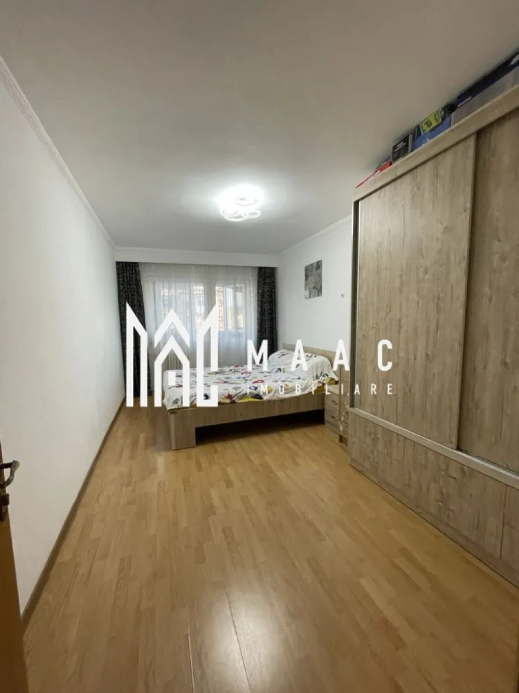 Apartament 4 camere| 90 MP | Ostroveni - MAAC Imobiliare vă propune spre vânzare un apartament spațios cu 4 camere decomandat, situat în Cartierul Ostroveni, la intrarea pe Bulevardul Dem Rădulescu, într-un imobil modern cu 10 etaje. Apartamentul este amplasat la etajul 5, oferind un echilibru ideal între confort și accesibilitate. Locuința are o suprafață totală de 90 mp și beneficiază de o compartimentare practică și funcțională, după cum urmează: * living generos * 3 dormitoare * 2 grupuri sanitare * bucătărie * 2 balcoane inchise cu geam termopan Apartamentul se vinde parțial mobilat și utilat, conform fotografiilor de prezentare, fiind pregătit pentru mutare imediată. Imobilul dispune de aer condiționat, contribuind la un confort sporit pe tot parcursul anului. Poziționarea este una excelentă, cu acces rapid către multiple puncte de interes: magazine, școli, mijloace de transport, zone comerciale și de recreere. Se acceptă și schimb cu apartamente de 2 sau 3 camere, cu achitarea unei diferențe. Pentru mai multe detalii sau pentru programarea unei vizionări, vă invităm să contactați MAAC Imobiliare. id: CP2859864 }}
