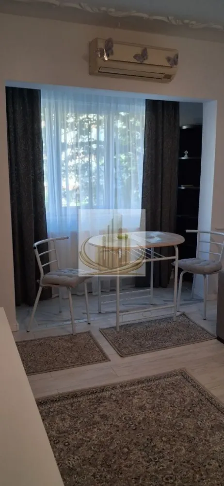 Garsonieră renovată complet | Prima Închiriere | SUD PLAZA | Soarelui - Grand Mobilis Imobiliare vă propune spre închiriere o garsonieră modernă, complet renovată, situată la etajul 1 al unui bloc reabilitat termic, într-o zonă foarte bine conectată și apreciată din oraș.

Proprietatea este ideală pentru un student, un cuplu sau o persoană care își dorește acces rapid către principalele puncte de interes, având în vedere proximitatea față de Complexul Studențesc și multiplele facilități din zonă.

📐 Detalii proprietate:
Suprafață utilă: 28 mp
Etaj: 1 din 4
Bloc reabilitat termic
Garsonieră renovată integral
Totul nou – la prima închiriere
🏢 Dotări & beneficii:
Se închiriază complet mobilată și utilată
Apartament renovat integral
Gaz disponibil în apartament
Încălzirea se realizează prin intermediul termoficării, lucru ce oferă costuri foarte reduse de întreținere
Blocul fiind reanvelopat, confortul termic este foarte bun atât iarna, cât și vara
📍 Poziție excelentă:

Apartamentul beneficiază de o locație foarte bună, fiind situat la doar câteva minute de Complexul Studențesc, ceea ce îl face ideal pentru studenți.

În imediata apropiere regăsim:

mijloace de transport în comun (stația chiar în fața blocului)
magazine și supermarketuri
restaurante și cafenele
brutărie
farmacie
centre comerciale

👉 La doar 2 minute de mers pe jos se află Sud Plaza, iar pentru iubitorii de plimbări și relaxare în aer liber, Parcul Pădurice este de asemenea la câteva minute distanță.

✔️ Acces facil către:

Complexul Studențesc
centrul orașului
universități
principalele artere ale orașului
💼 Ideal pentru:

✔️ Studenți
✔️ Tineri profesioniști
✔️ Persoane care caută o locuință modernă, eficientă și bine poziționată

📞 Pentru mai multe informații și programarea unei vizionări, echipa Grand Mobilis Imobiliare vă stă la dispoziție!