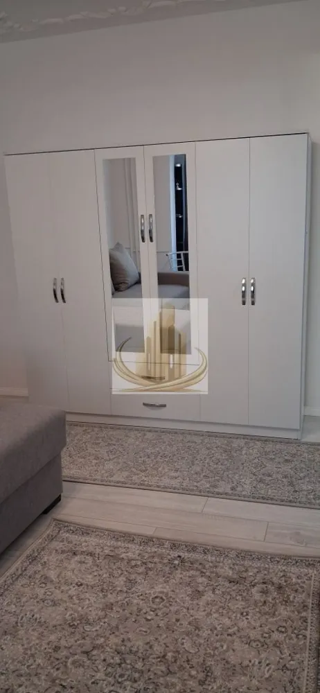 Garsonieră renovată complet | Prima Închiriere | SUD PLAZA | Soarelui - Grand Mobilis Imobiliare vă propune spre închiriere o garsonieră modernă, complet renovată, situată la etajul 1 al unui bloc reabilitat termic, într-o zonă foarte bine conectată și apreciată din oraș.

Proprietatea este ideală pentru un student, un cuplu sau o persoană care își dorește acces rapid către principalele puncte de interes, având în vedere proximitatea față de Complexul Studențesc și multiplele facilități din zonă.

📐 Detalii proprietate:
Suprafață utilă: 28 mp
Etaj: 1 din 4
Bloc reabilitat termic
Garsonieră renovată integral
Totul nou – la prima închiriere
🏢 Dotări & beneficii:
Se închiriază complet mobilată și utilată
Apartament renovat integral
Gaz disponibil în apartament
Încălzirea se realizează prin intermediul termoficării, lucru ce oferă costuri foarte reduse de întreținere
Blocul fiind reanvelopat, confortul termic este foarte bun atât iarna, cât și vara
📍 Poziție excelentă:

Apartamentul beneficiază de o locație foarte bună, fiind situat la doar câteva minute de Complexul Studențesc, ceea ce îl face ideal pentru studenți.

În imediata apropiere regăsim:

mijloace de transport în comun (stația chiar în fața blocului)
magazine și supermarketuri
restaurante și cafenele
brutărie
farmacie
centre comerciale

👉 La doar 2 minute de mers pe jos se află Sud Plaza, iar pentru iubitorii de plimbări și relaxare în aer liber, Parcul Pădurice este de asemenea la câteva minute distanță.

✔️ Acces facil către:

Complexul Studențesc
centrul orașului
universități
principalele artere ale orașului
💼 Ideal pentru:

✔️ Studenți
✔️ Tineri profesioniști
✔️ Persoane care caută o locuință modernă, eficientă și bine poziționată

📞 Pentru mai multe informații și programarea unei vizionări, echipa Grand Mobilis Imobiliare vă stă la dispoziție!