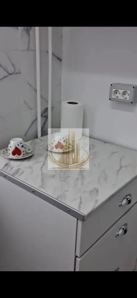 Garsonieră renovată complet | Prima Închiriere | SUD PLAZA | Soarelui - Grand Mobilis Imobiliare vă propune spre închiriere o garsonieră modernă, complet renovată, situată la etajul 1 al unui bloc reabilitat termic, într-o zonă foarte bine conectată și apreciată din oraș.

Proprietatea este ideală pentru un student, un cuplu sau o persoană care își dorește acces rapid către principalele puncte de interes, având în vedere proximitatea față de Complexul Studențesc și multiplele facilități din zonă.

📐 Detalii proprietate:
Suprafață utilă: 28 mp
Etaj: 1 din 4
Bloc reabilitat termic
Garsonieră renovată integral
Totul nou – la prima închiriere
🏢 Dotări & beneficii:
Se închiriază complet mobilată și utilată
Apartament renovat integral
Gaz disponibil în apartament
Încălzirea se realizează prin intermediul termoficării, lucru ce oferă costuri foarte reduse de întreținere
Blocul fiind reanvelopat, confortul termic este foarte bun atât iarna, cât și vara
📍 Poziție excelentă:

Apartamentul beneficiază de o locație foarte bună, fiind situat la doar câteva minute de Complexul Studențesc, ceea ce îl face ideal pentru studenți.

În imediata apropiere regăsim:

mijloace de transport în comun (stația chiar în fața blocului)
magazine și supermarketuri
restaurante și cafenele
brutărie
farmacie
centre comerciale

👉 La doar 2 minute de mers pe jos se află Sud Plaza, iar pentru iubitorii de plimbări și relaxare în aer liber, Parcul Pădurice este de asemenea la câteva minute distanță.

✔️ Acces facil către:

Complexul Studențesc
centrul orașului
universități
principalele artere ale orașului
💼 Ideal pentru:

✔️ Studenți
✔️ Tineri profesioniști
✔️ Persoane care caută o locuință modernă, eficientă și bine poziționată

📞 Pentru mai multe informații și programarea unei vizionări, echipa Grand Mobilis Imobiliare vă stă la dispoziție!