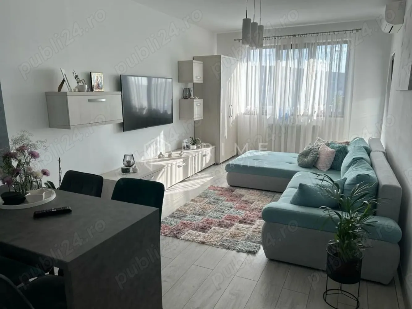 Apartament modern 3 camere | 78Mmp | Colors Residence | Tudor - Mutați-vă fără bătăi de cap — apartamentul este mobilat și utilat complet, gata de locuit din prima zi.
Situat la etajul 6 în Colors Residence (Cartier Tudor), unul dintre cele mai bine cotate ansambluri rezidențiale noi din zonă, apartamentul oferă:
✔ 78 mp utili bine compartimentați: living cu bucătărie open-space, 2 dormitoare, 2 băi, balcon
✔ Toate electrocasnicele incluse: mașini de spălat rufe și vase, uscător, frigider, plită gaz, cuptor electric, microunde, hotă, TV, aer condiționat
✔ Centrală termică proprie – factură redusă la iarnă
✔ Clasa energetică A – izolație termică bloc, consum minim
✔ Finisaje noi, calitate superioară – fără renovări necesare
Cartier Tudor: Lidl și Kaufland la 2 minute, școală și grădiniță în apropiere, stație de autobuz, mall, medici, saloane. 
Tot ce aveți nevoie, la îndemână.
Ideal pentru familie sau investiție (chirie).

La Prime Properties, fiecare tranzacție înseamnă mai mult decât o simplă achiziție – este un proces complet, în care colaborăm cu cei mai buni profesioniști: notari, avocați, designeri, arhitecți, evaluatori, specialiști în certificate energetice, consultanți de credite imobiliare.
Astfel, atunci când alegi o proprietate prin noi, primești la pachet și siguranță, transparență și servicii impecabile pe tot parcursul drumului tău către casa ideală.
Ne dedicăm 100% fiecărui client, iar asta se reflectă în rezultate și în încrederea pe care o primim înapoi prin recomandările lor.
Proprietatea aceasta nu se potrivește exact nevoilor tale?
Lasă-ne să îți găsim alternativa potrivită. Agentul nostru îți va oferi soluții avantajoase și adaptate stilului tău de viață.
📞 Contactează-ne astăzi. Până acum nu am dezamăgit niciun client – și nu vom începe cu tine.
Comision 0% pentru cumpărători