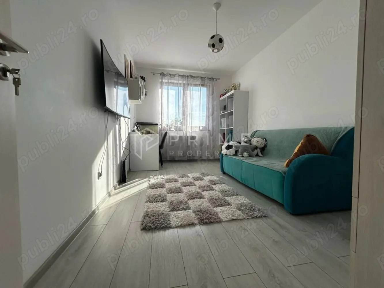 Apartament modern 3 camere | 78Mmp | Colors Residence | Tudor - Mutați-vă fără bătăi de cap — apartamentul este mobilat și utilat complet, gata de locuit din prima zi.
Situat la etajul 6 în Colors Residence (Cartier Tudor), unul dintre cele mai bine cotate ansambluri rezidențiale noi din zonă, apartamentul oferă:
✔ 78 mp utili bine compartimentați: living cu bucătărie open-space, 2 dormitoare, 2 băi, balcon
✔ Toate electrocasnicele incluse: mașini de spălat rufe și vase, uscător, frigider, plită gaz, cuptor electric, microunde, hotă, TV, aer condiționat
✔ Centrală termică proprie – factură redusă la iarnă
✔ Clasa energetică A – izolație termică bloc, consum minim
✔ Finisaje noi, calitate superioară – fără renovări necesare
Cartier Tudor: Lidl și Kaufland la 2 minute, școală și grădiniță în apropiere, stație de autobuz, mall, medici, saloane. 
Tot ce aveți nevoie, la îndemână.
Ideal pentru familie sau investiție (chirie).

La Prime Properties, fiecare tranzacție înseamnă mai mult decât o simplă achiziție – este un proces complet, în care colaborăm cu cei mai buni profesioniști: notari, avocați, designeri, arhitecți, evaluatori, specialiști în certificate energetice, consultanți de credite imobiliare.
Astfel, atunci când alegi o proprietate prin noi, primești la pachet și siguranță, transparență și servicii impecabile pe tot parcursul drumului tău către casa ideală.
Ne dedicăm 100% fiecărui client, iar asta se reflectă în rezultate și în încrederea pe care o primim înapoi prin recomandările lor.
Proprietatea aceasta nu se potrivește exact nevoilor tale?
Lasă-ne să îți găsim alternativa potrivită. Agentul nostru îți va oferi soluții avantajoase și adaptate stilului tău de viață.
📞 Contactează-ne astăzi. Până acum nu am dezamăgit niciun client – și nu vom începe cu tine.
Comision 0% pentru cumpărători