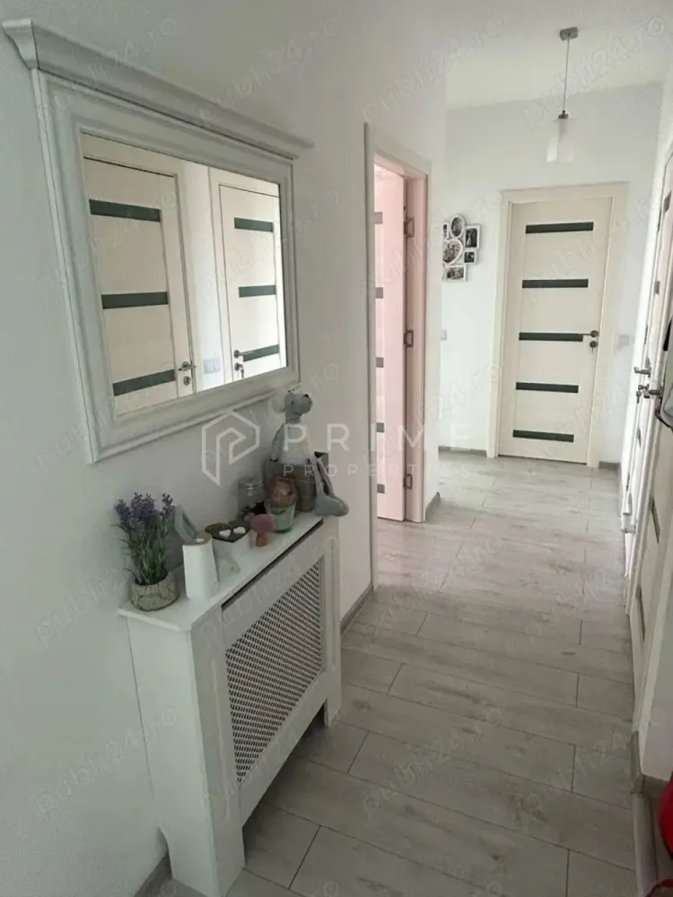 Apartament modern 3 camere | 78Mmp | Colors Residence | Tudor - Mutați-vă fără bătăi de cap — apartamentul este mobilat și utilat complet, gata de locuit din prima zi.
Situat la etajul 6 în Colors Residence (Cartier Tudor), unul dintre cele mai bine cotate ansambluri rezidențiale noi din zonă, apartamentul oferă:
✔ 78 mp utili bine compartimentați: living cu bucătărie open-space, 2 dormitoare, 2 băi, balcon
✔ Toate electrocasnicele incluse: mașini de spălat rufe și vase, uscător, frigider, plită gaz, cuptor electric, microunde, hotă, TV, aer condiționat
✔ Centrală termică proprie – factură redusă la iarnă
✔ Clasa energetică A – izolație termică bloc, consum minim
✔ Finisaje noi, calitate superioară – fără renovări necesare
Cartier Tudor: Lidl și Kaufland la 2 minute, școală și grădiniță în apropiere, stație de autobuz, mall, medici, saloane. 
Tot ce aveți nevoie, la îndemână.
Ideal pentru familie sau investiție (chirie).

La Prime Properties, fiecare tranzacție înseamnă mai mult decât o simplă achiziție – este un proces complet, în care colaborăm cu cei mai buni profesioniști: notari, avocați, designeri, arhitecți, evaluatori, specialiști în certificate energetice, consultanți de credite imobiliare.
Astfel, atunci când alegi o proprietate prin noi, primești la pachet și siguranță, transparență și servicii impecabile pe tot parcursul drumului tău către casa ideală.
Ne dedicăm 100% fiecărui client, iar asta se reflectă în rezultate și în încrederea pe care o primim înapoi prin recomandările lor.
Proprietatea aceasta nu se potrivește exact nevoilor tale?
Lasă-ne să îți găsim alternativa potrivită. Agentul nostru îți va oferi soluții avantajoase și adaptate stilului tău de viață.
📞 Contactează-ne astăzi. Până acum nu am dezamăgit niciun client – și nu vom începe cu tine.
Comision 0% pentru cumpărători