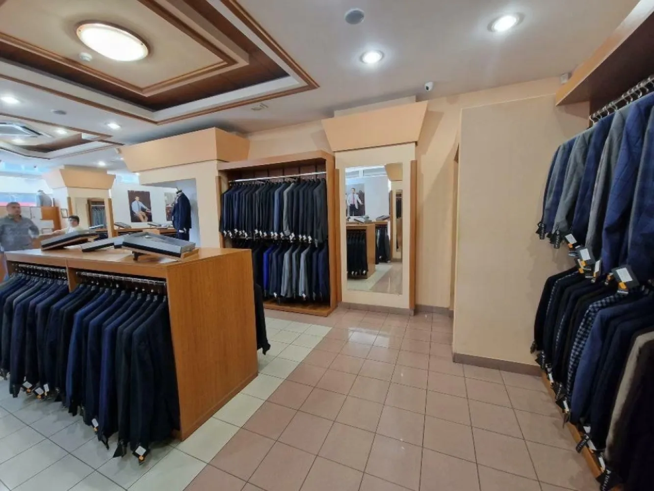 BRASADAS închiriază Sp Com STRADAL 192 mp OBOR Calea Mosilor - Agenția imobiliara BRASADAS închiriază spatiu comercial stradal 192 mp, zona Obor, Calea Mosilor. 

Vitrina generoasa si deschidere la bulevard, trafic auto si pietonal intens, amenajat cu dotari moderne, open space, plus spatiu de depozitare si parcare langa spatiu, totul independent.

Spatiul are acces prin spate pentru aprovizionare, centrala pe gaz, bransament 400 volti.

Pentru mai multe oferte accesați www.brasadas.com.
