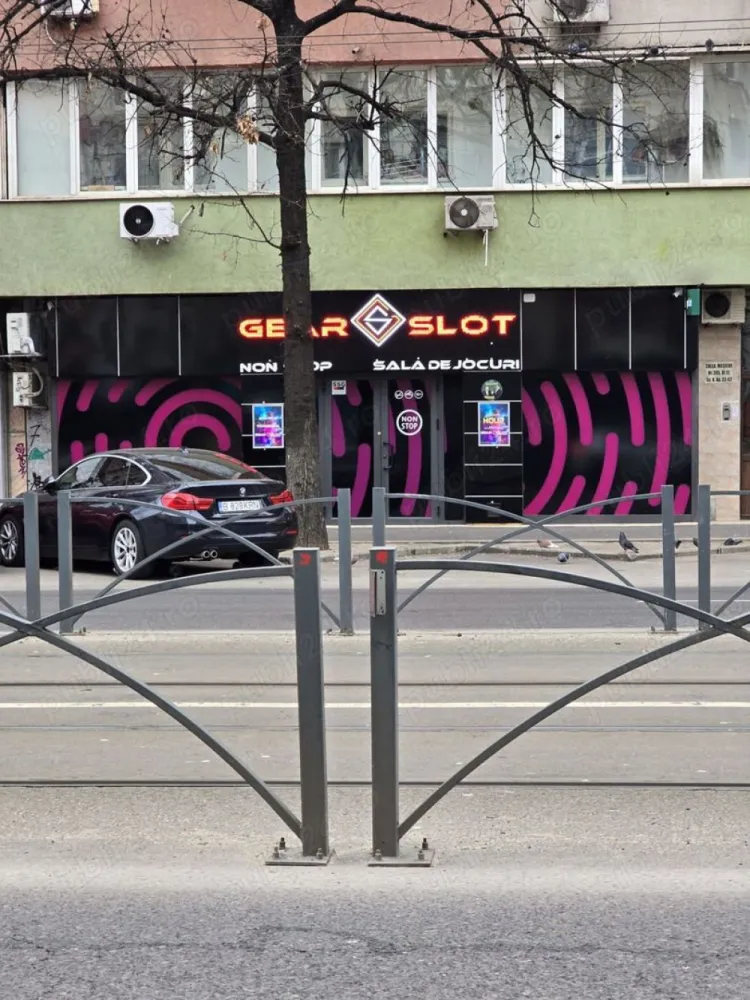 BRASADAS închiriază Spatiu Comercial 108mp Mosilor - Agenția imobiliara BRASADAS închiriază spatiu comercial in zona Mosilor, stradal, cu o suprafata de 108mp iar deschiderea de 11m, in magazin s-a desfasurat activitatea de sala de jocuri si este aranjat la fel ca in poze, pentru acelasi domeniu nu este de facut nimic in interior, pentru alte activitati mocheta de pe jos se poate scoate la fel si tapetul, magazinul este in forma patrata cu doua intrari in fata si in spate pentru aprovizionare, cu 2 grupuri sanitare, bloc reabilitat termic, cu apometre si repartitoare, 2 aere conditionat, trifazic. Se preteaza pentru orice, liber.
Pentru mai multe oferte accesați www.brasadas.com.