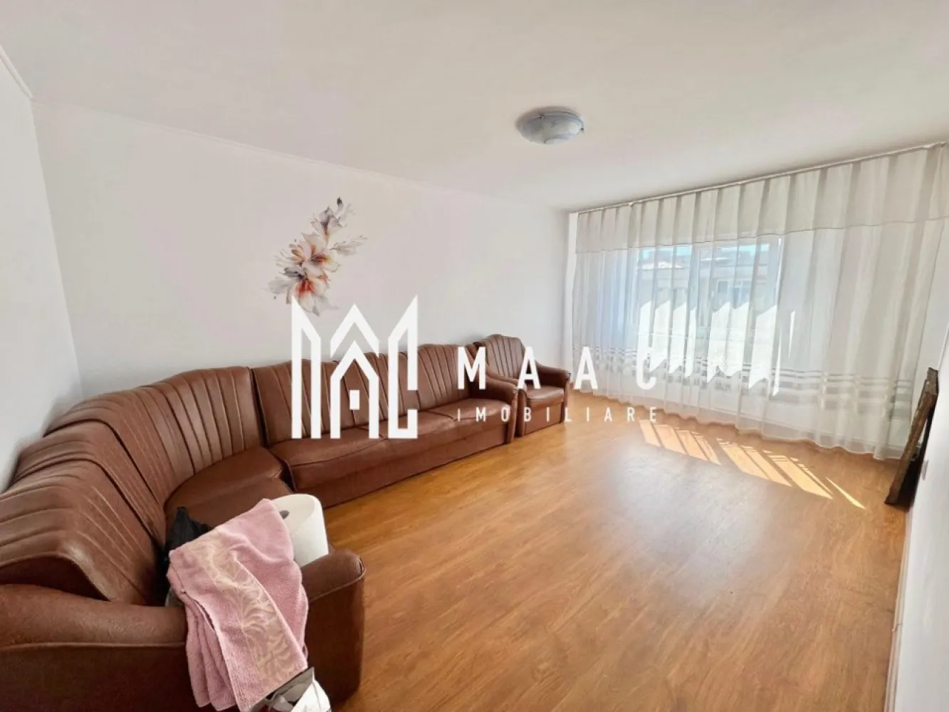 Apartament 3 camere | Ostroveni | Centrala termica | Bloc A - MAAC Imobiliare vă propune spre vânzare un apartament cu 3 camere, situat în Râmnicu Vâlcea, Cartier Ostroveni, într-o zonă liniștită, ideală pentru locuit. Imobilul este amplasat la etajul 4 al unui bloc cu 5 etaje, bloc de tip A, recunoscut pentru compartimentarea eficientă și spațiile generoase. Blocul este reabilitat termic, oferind un plus de confort și eficiență energetică. Apartamentul are o suprafață de 72 mp și este compartimentat astfel: living luminos, bucătărie, 2 dormitoare, 2 grupuri sanitare, hol spațios și multiple spații de depozitare. Proprietatea dispune de centrală termică proprie și se vinde parțial mobilată, conform fotografiilor. Un mare avantaj îl reprezintă predarea imediată, apartamentul fiind disponibil chiar în momentul tranzacționării. Pentru mai multe detalii sau pentru programarea unei vizionări, vă invităm să contactați MAAC Imobiliare. id: CP2859756 - SP }}