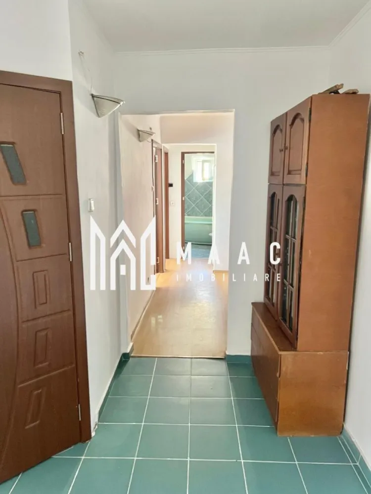 Apartament 3 camere | Ostroveni | Centrala termica | Bloc A - MAAC Imobiliare vă propune spre vânzare un apartament cu 3 camere, situat în Râmnicu Vâlcea, Cartier Ostroveni, într-o zonă liniștită, ideală pentru locuit. Imobilul este amplasat la etajul 4 al unui bloc cu 5 etaje, bloc de tip A, recunoscut pentru compartimentarea eficientă și spațiile generoase. Blocul este reabilitat termic, oferind un plus de confort și eficiență energetică. Apartamentul are o suprafață de 72 mp și este compartimentat astfel: living luminos, bucătărie, 2 dormitoare, 2 grupuri sanitare, hol spațios și multiple spații de depozitare. Proprietatea dispune de centrală termică proprie și se vinde parțial mobilată, conform fotografiilor. Un mare avantaj îl reprezintă predarea imediată, apartamentul fiind disponibil chiar în momentul tranzacționării. Pentru mai multe detalii sau pentru programarea unei vizionări, vă invităm să contactați MAAC Imobiliare. id: CP2859756 - SP }}