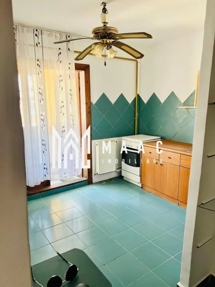 Apartament 3 camere | Ostroveni | Centrala termica | Bloc A - MAAC Imobiliare vă propune spre vânzare un apartament cu 3 camere, situat în Râmnicu Vâlcea, Cartier Ostroveni, într-o zonă liniștită, ideală pentru locuit. Imobilul este amplasat la etajul 4 al unui bloc cu 5 etaje, bloc de tip A, recunoscut pentru compartimentarea eficientă și spațiile generoase. Blocul este reabilitat termic, oferind un plus de confort și eficiență energetică. Apartamentul are o suprafață de 72 mp și este compartimentat astfel: living luminos, bucătărie, 2 dormitoare, 2 grupuri sanitare, hol spațios și multiple spații de depozitare. Proprietatea dispune de centrală termică proprie și se vinde parțial mobilată, conform fotografiilor. Un mare avantaj îl reprezintă predarea imediată, apartamentul fiind disponibil chiar în momentul tranzacționării. Pentru mai multe detalii sau pentru programarea unei vizionări, vă invităm să contactați MAAC Imobiliare. id: CP2859756 - SP }}