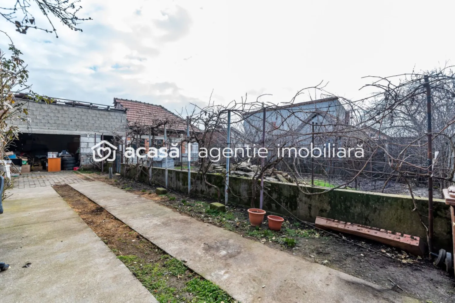 Casă de renovat cu 773 mp teren la preț de apartament - Casă modestă pentru cei care caută liniște, spațiu și libertatea de a-și amenaja locuința după propriul stil. Proprietatea este situată la marginea cartierului Bujac și reprezintă o alegere potrivită pentru o familie care își dorește casă pe teren propriu, nu apartament.

Imobilul este construit din cărămidă și necesită renovare completă, oferind astfel posibilitatea de personalizare totală. Poziționarea pe colț asigură acces facil și deschidere amplă.

Caracteristici principale:

Teren: 773 mp
Front stradal total: 40 m pe două străzi
Construcție din cărămidă
Posibilitate racordare gaz (la stradă)
Zonă liniștită, aerisită

Comision 0 la achizitie.
Prețul este unul atractiv pentru suprafața oferită și poziționare, comparabil cu cel al unui apartament.

📞 Contact: 0757 662 907 Andrei Caracioni consultant imobiliar Acasa Arad. 

Nu dispui de toată suma? Te ajutăm noi gratuit! Îți obținem oferte de la 16 bănci.
Birou: ACASĂ | Agenție imobiliară Arad
Bulevardul Decebal 2, Arad 310133

Cod proprietate: CP2923594