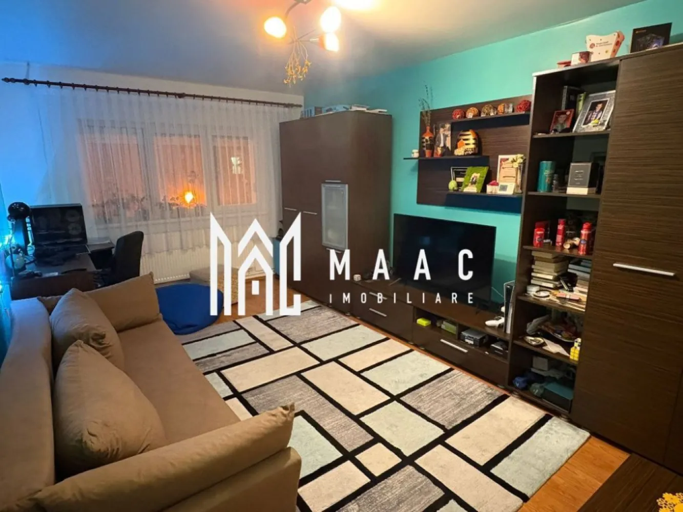 Apartament 2 camere | Etaj 1 | 56 MP | Calea Dumbravii - MAAC Imobiliare vă prezintă un apartament situat la etajul 1 cu o suprafață utilă de aproximativ 56 mp, este decomandat și se vinde complet mobilat și utilat, pregătit pentru mutare imediată.

Compartimentare:
Living luminos
Bucătărie complet echipată
Dormitor 
Baie cu cadă
Hol de acces
Pivniță pentru depozitare

Caracteristici și beneficii:
Suprafață utilă de aproximativ 56 mp
Compartimentare decomandată
Etaj 1 
Mobilat și utilat complet
Electrocasnice incluse
Zonă liniștită, cu vecini de calitate
Pivniță inclusă

Avantaje locație:
La doar câteva minute de Parcul Sub Arini
Acces rapid către școli, facultăți și grădinițe
Aproape de săli de fitness, magazine și zone comerciale.

Pentru mai multe informații, specificați ca ați văzut anunțul cu ID: CP3084243