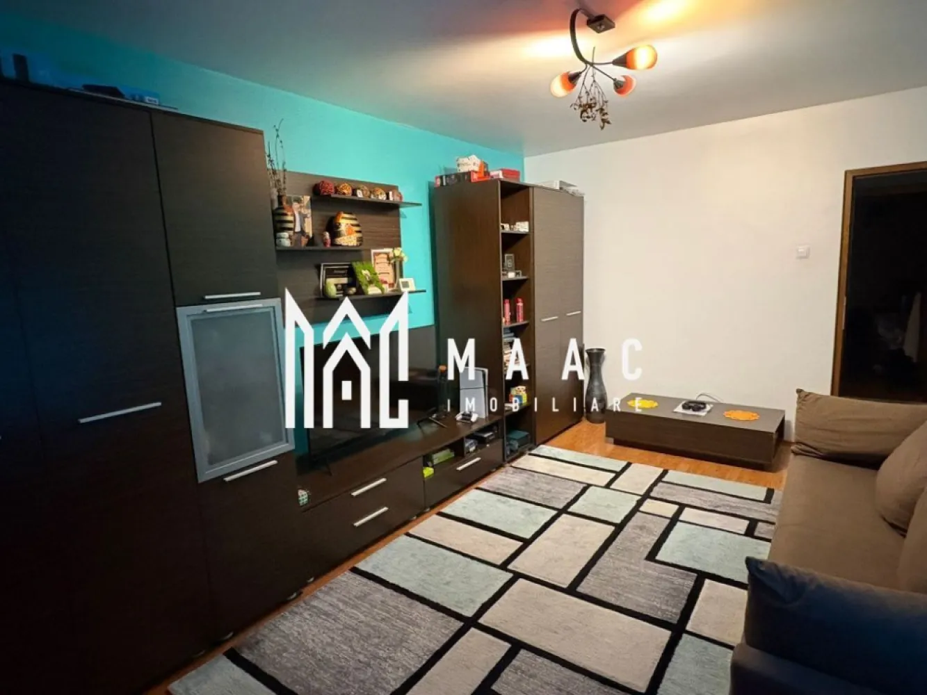 Apartament 2 camere | Etaj 1 | 56 MP | Calea Dumbravii - MAAC Imobiliare vă prezintă un apartament situat la etajul 1 cu o suprafață utilă de aproximativ 56 mp, este decomandat și se vinde complet mobilat și utilat, pregătit pentru mutare imediată.

Compartimentare:
Living luminos
Bucătărie complet echipată
Dormitor 
Baie cu cadă
Hol de acces
Pivniță pentru depozitare

Caracteristici și beneficii:
Suprafață utilă de aproximativ 56 mp
Compartimentare decomandată
Etaj 1 
Mobilat și utilat complet
Electrocasnice incluse
Zonă liniștită, cu vecini de calitate
Pivniță inclusă

Avantaje locație:
La doar câteva minute de Parcul Sub Arini
Acces rapid către școli, facultăți și grădinițe
Aproape de săli de fitness, magazine și zone comerciale.

Pentru mai multe informații, specificați ca ați văzut anunțul cu ID: CP3084243