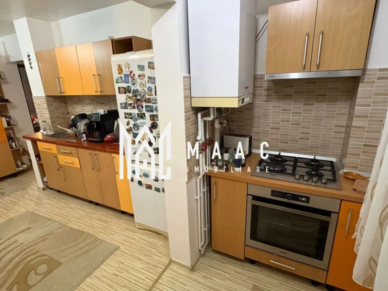 Apartament 2 camere | Etaj 1 | 56 MP | Calea Dumbravii - MAAC Imobiliare vă prezintă un apartament situat la etajul 1 cu o suprafață utilă de aproximativ 56 mp, este decomandat și se vinde complet mobilat și utilat, pregătit pentru mutare imediată.

Compartimentare:
Living luminos
Bucătărie complet echipată
Dormitor 
Baie cu cadă
Hol de acces
Pivniță pentru depozitare

Caracteristici și beneficii:
Suprafață utilă de aproximativ 56 mp
Compartimentare decomandată
Etaj 1 
Mobilat și utilat complet
Electrocasnice incluse
Zonă liniștită, cu vecini de calitate
Pivniță inclusă

Avantaje locație:
La doar câteva minute de Parcul Sub Arini
Acces rapid către școli, facultăți și grădinițe
Aproape de săli de fitness, magazine și zone comerciale.

Pentru mai multe informații, specificați ca ați văzut anunțul cu ID: CP3084243