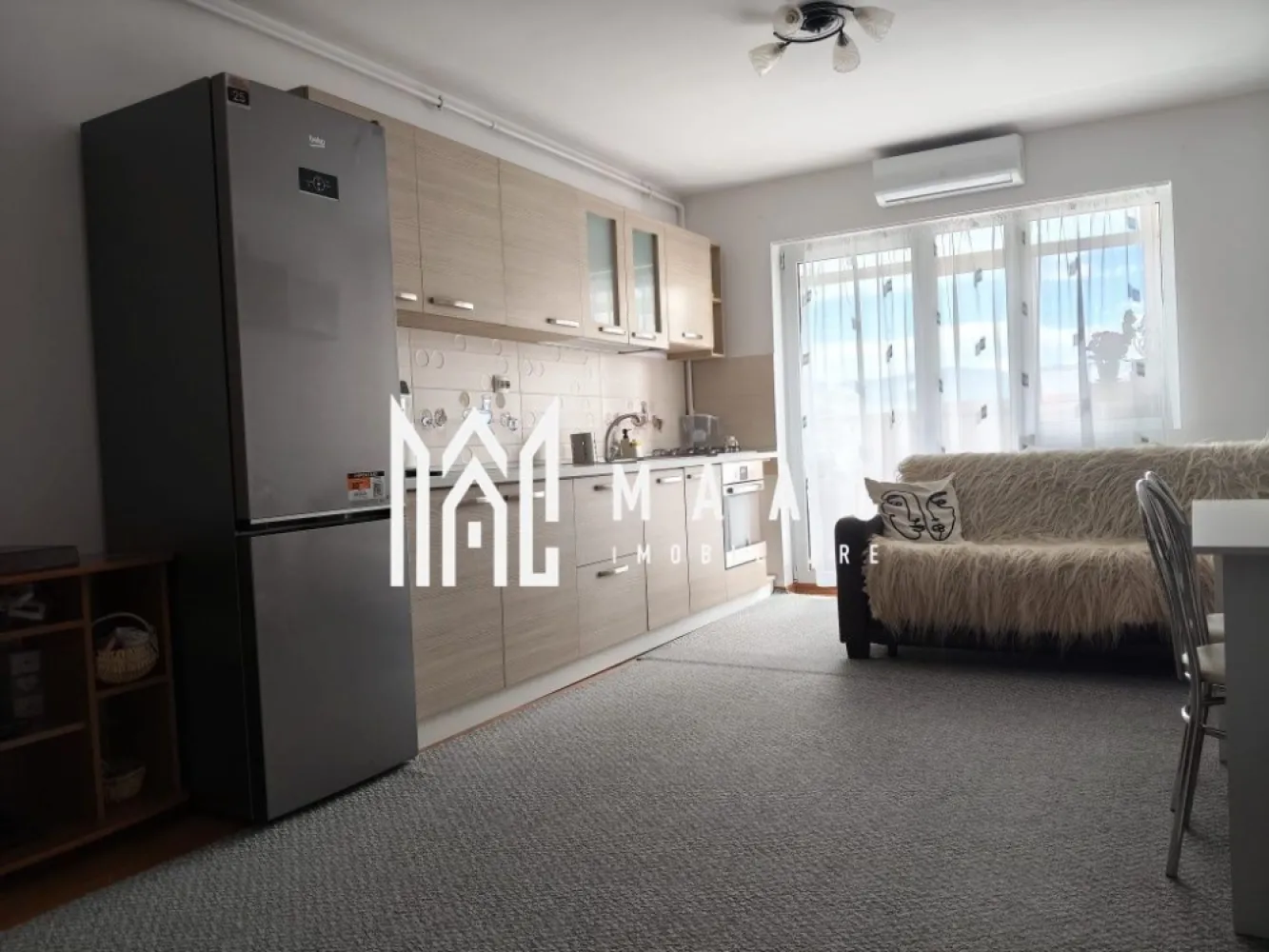 Apartament 3 camere | Etaj 2 | Decomandat | Selimbar - MAAC Imobiliare vă prezintă spre vânzare un apartament decomandat cu 3 camere, situat la etajul 2 din 3, în Șelimbăr, aproape de Promenada Mall, parc pentru copii, stații de autobuz și alte puncte de interes.

Locuința este compartimentată astfel:
Hol de acces
Living cu bucătărie open space
2 dormitoare
Baie
2 balcoane – unul deschis și unul închis, izolat exterior
Apartamentul este construit în anul 2012.

Dotări și avantaje:
Apartament decomandat
Etaj 2 din 3
Aer condiționat
Centrală termică proprie cu calorifere
Parcare privată inclusă
Balcon închis și izolat exterior
Se vinde complet mobilat și utilat
Gata pentru mutare imediată.

Zona este liniștită și bine conectată, oferind acces rapid către magazine, mijloace de transport, spații verzi și centre comerciale.

Pentru mai multe informații, specificați ca ați văzut anunțul cu ID: CP3084252
