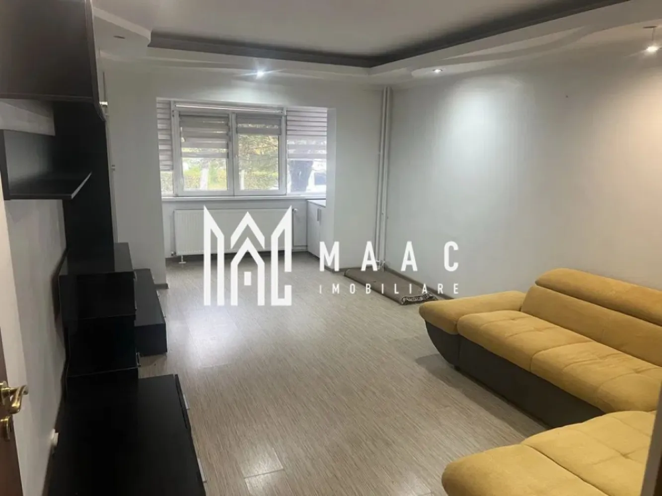 Apartament 3 camere| Shopping City | Parter | Modern - MAAC Imobiliare vă propune spre vânzare un apartament cu 3 camere, situat în Cartierul Traian, într-o zonă foarte bine cotată, în apropiere de Shopping City, McDonald’s și alte puncte de interes. Apartamentul este amplasat la parterul unui bloc cu 4 etaje, are o suprafață de 75 mp și beneficiază de o compartimentare practică, ideală atât pentru locuit, cât și pentru investiție. Imobilul dispune de centrală termică proprie, este complet renovat cu materiale de înaltă calitate și se vinde mobilat și utilat, exact ca în poze, fiind gata pentru mutare imediată. Zona este liniștită, cu acces facil către mijloace de transport, centre comerciale, școli și alte facilități urbane. Pentru mai multe detalii sau pentru programarea unei vizionări, vă invităm să contactați MAAC Imobiliare. id: CP2859714 - SP }}