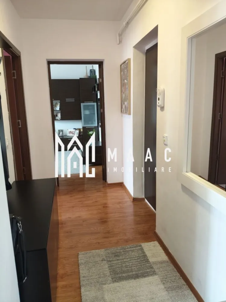 Apartament 3 camere | Etaj 2 | Decomandat | Selimbar - MAAC Imobiliare vă prezintă spre vânzare un apartament decomandat cu 3 camere, situat la etajul 2 din 3, în Șelimbăr, aproape de Promenada Mall, parc pentru copii, stații de autobuz și alte puncte de interes.

Locuința este compartimentată astfel:
Hol de acces
Living cu bucătărie open space
2 dormitoare
Baie
2 balcoane – unul deschis și unul închis, izolat exterior
Apartamentul este construit în anul 2012.

Dotări și avantaje:
Apartament decomandat
Etaj 2 din 3
Aer condiționat
Centrală termică proprie cu calorifere
Parcare privată inclusă
Balcon închis și izolat exterior
Se vinde complet mobilat și utilat
Gata pentru mutare imediată.

Zona este liniștită și bine conectată, oferind acces rapid către magazine, mijloace de transport, spații verzi și centre comerciale.

Pentru mai multe informații, specificați ca ați văzut anunțul cu ID: CP3084252