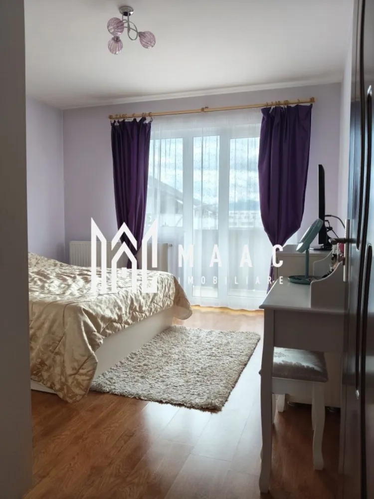 Apartament 3 camere | Etaj 2 | Decomandat | Selimbar - MAAC Imobiliare vă prezintă spre vânzare un apartament decomandat cu 3 camere, situat la etajul 2 din 3, în Șelimbăr, aproape de Promenada Mall, parc pentru copii, stații de autobuz și alte puncte de interes.

Locuința este compartimentată astfel:
Hol de acces
Living cu bucătărie open space
2 dormitoare
Baie
2 balcoane – unul deschis și unul închis, izolat exterior
Apartamentul este construit în anul 2012.

Dotări și avantaje:
Apartament decomandat
Etaj 2 din 3
Aer condiționat
Centrală termică proprie cu calorifere
Parcare privată inclusă
Balcon închis și izolat exterior
Se vinde complet mobilat și utilat
Gata pentru mutare imediată.

Zona este liniștită și bine conectată, oferind acces rapid către magazine, mijloace de transport, spații verzi și centre comerciale.

Pentru mai multe informații, specificați ca ați văzut anunțul cu ID: CP3084252