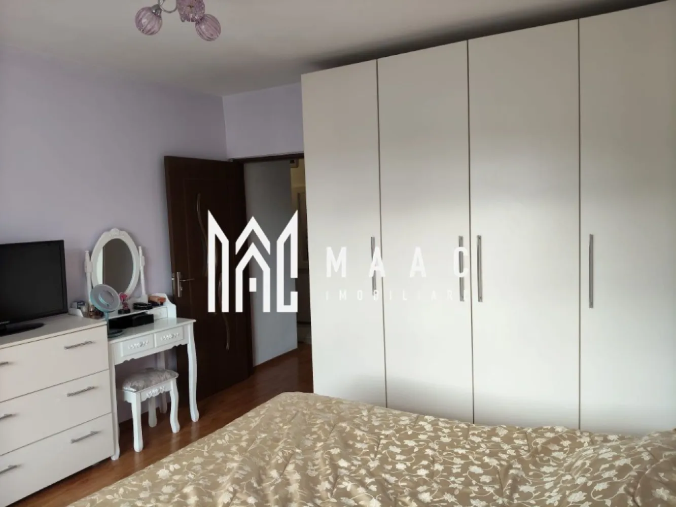 Apartament 3 camere | Etaj 2 | Decomandat | Selimbar - MAAC Imobiliare vă prezintă spre vânzare un apartament decomandat cu 3 camere, situat la etajul 2 din 3, în Șelimbăr, aproape de Promenada Mall, parc pentru copii, stații de autobuz și alte puncte de interes.

Locuința este compartimentată astfel:
Hol de acces
Living cu bucătărie open space
2 dormitoare
Baie
2 balcoane – unul deschis și unul închis, izolat exterior
Apartamentul este construit în anul 2012.

Dotări și avantaje:
Apartament decomandat
Etaj 2 din 3
Aer condiționat
Centrală termică proprie cu calorifere
Parcare privată inclusă
Balcon închis și izolat exterior
Se vinde complet mobilat și utilat
Gata pentru mutare imediată.

Zona este liniștită și bine conectată, oferind acces rapid către magazine, mijloace de transport, spații verzi și centre comerciale.

Pentru mai multe informații, specificați ca ați văzut anunțul cu ID: CP3084252