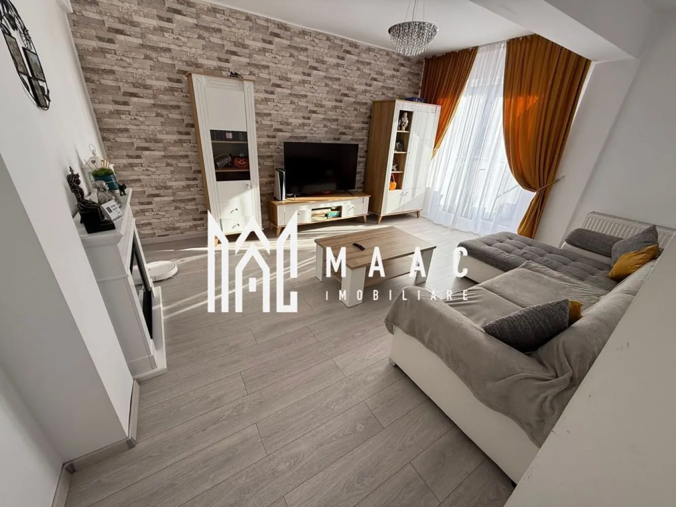 Apartament 3 camere | Etaj 1 | 80 MPU | Balcon | Turnisor - MAAC Imobiliare vă prezintă spre vânzare un apartament decomandat cu 3 camere, situat la etajul 1 al unui imobil modern din zona Turnișor.

Apartamentul este amplasat într-un bloc construit în anul 2020, cu regim de înălțime Parter + 2 Etaje, realizat din cărămidă și izolat termic exterior.

Compartimentare:
Hol de acces
Bucătărie separată
Living cu ieșire pe balcon
2 dormitoare
2 băi
Debara
Balcon

Dotări și beneficii:
Centrală termică proprie
Apartament decomandat
Etaj 1
Construcție din cărămidă
Bloc izolat exterior
2 locuri de parcare incluse – unul subteran și unul suprateran
Parc pentru copii în cadrul ansamblului

Apartamentul se vinde complet mobilat și utilat cu:
Plită
Cuptor
Hotă
Frigider
Mașină de spălat rufe
Mașină de spălat vase

Zona oferă acces rapid către magazine, mijloace de transport, școli și principalele puncte de interes ale orașului, fiind ideală atât pentru locuit, cât și pentru investiție.

Pentru mai multe informații, specificați ca ați văzut anunțul cu ID: CP3084275