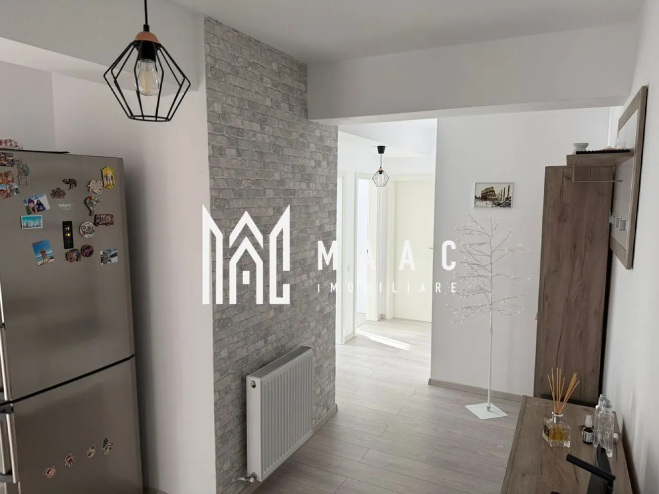 Apartament 3 camere | Etaj 1 | 80 MPU | Balcon | Turnisor - MAAC Imobiliare vă prezintă spre vânzare un apartament decomandat cu 3 camere, situat la etajul 1 al unui imobil modern din zona Turnișor.

Apartamentul este amplasat într-un bloc construit în anul 2020, cu regim de înălțime Parter + 2 Etaje, realizat din cărămidă și izolat termic exterior.

Compartimentare:
Hol de acces
Bucătărie separată
Living cu ieșire pe balcon
2 dormitoare
2 băi
Debara
Balcon

Dotări și beneficii:
Centrală termică proprie
Apartament decomandat
Etaj 1
Construcție din cărămidă
Bloc izolat exterior
2 locuri de parcare incluse – unul subteran și unul suprateran
Parc pentru copii în cadrul ansamblului

Apartamentul se vinde complet mobilat și utilat cu:
Plită
Cuptor
Hotă
Frigider
Mașină de spălat rufe
Mașină de spălat vase

Zona oferă acces rapid către magazine, mijloace de transport, școli și principalele puncte de interes ale orașului, fiind ideală atât pentru locuit, cât și pentru investiție.

Pentru mai multe informații, specificați ca ați văzut anunțul cu ID: CP3084275