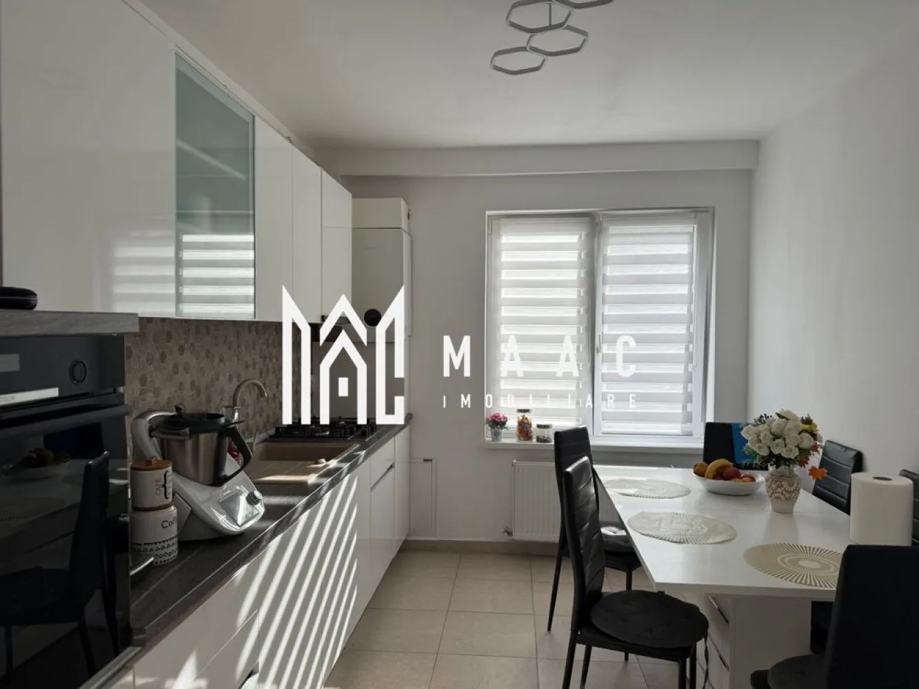 Apartament 3 camere | Etaj 1 | 80 MPU | Balcon | Turnisor - MAAC Imobiliare vă prezintă spre vânzare un apartament decomandat cu 3 camere, situat la etajul 1 al unui imobil modern din zona Turnișor.

Apartamentul este amplasat într-un bloc construit în anul 2020, cu regim de înălțime Parter + 2 Etaje, realizat din cărămidă și izolat termic exterior.

Compartimentare:
Hol de acces
Bucătărie separată
Living cu ieșire pe balcon
2 dormitoare
2 băi
Debara
Balcon

Dotări și beneficii:
Centrală termică proprie
Apartament decomandat
Etaj 1
Construcție din cărămidă
Bloc izolat exterior
2 locuri de parcare incluse – unul subteran și unul suprateran
Parc pentru copii în cadrul ansamblului

Apartamentul se vinde complet mobilat și utilat cu:
Plită
Cuptor
Hotă
Frigider
Mașină de spălat rufe
Mașină de spălat vase

Zona oferă acces rapid către magazine, mijloace de transport, școli și principalele puncte de interes ale orașului, fiind ideală atât pentru locuit, cât și pentru investiție.

Pentru mai multe informații, specificați ca ați văzut anunțul cu ID: CP3084275