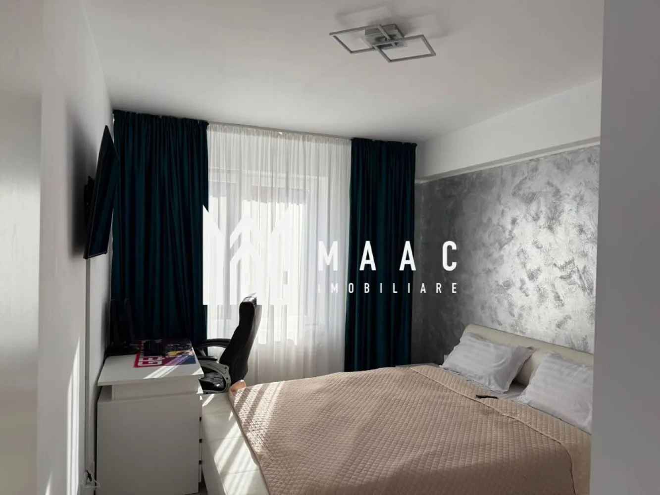 Apartament 3 camere | Etaj 1 | 80 MPU | Balcon | Turnisor - MAAC Imobiliare vă prezintă spre vânzare un apartament decomandat cu 3 camere, situat la etajul 1 al unui imobil modern din zona Turnișor.

Apartamentul este amplasat într-un bloc construit în anul 2020, cu regim de înălțime Parter + 2 Etaje, realizat din cărămidă și izolat termic exterior.

Compartimentare:
Hol de acces
Bucătărie separată
Living cu ieșire pe balcon
2 dormitoare
2 băi
Debara
Balcon

Dotări și beneficii:
Centrală termică proprie
Apartament decomandat
Etaj 1
Construcție din cărămidă
Bloc izolat exterior
2 locuri de parcare incluse – unul subteran și unul suprateran
Parc pentru copii în cadrul ansamblului

Apartamentul se vinde complet mobilat și utilat cu:
Plită
Cuptor
Hotă
Frigider
Mașină de spălat rufe
Mașină de spălat vase

Zona oferă acces rapid către magazine, mijloace de transport, școli și principalele puncte de interes ale orașului, fiind ideală atât pentru locuit, cât și pentru investiție.

Pentru mai multe informații, specificați ca ați văzut anunțul cu ID: CP3084275