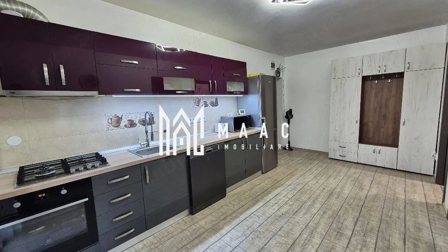 Apartament 2 camere | Etaj 1 | Balcon | Arhitectilor - MAAC Imobiliare vă prezintă un apartament cu 2 camere situat la etajul 1 din 3, în zona Arhitecților.

Apartamentul are o suprafață utilă de aproximativ 35 mp și beneficiază de o compartimentare practică, fiind ideal atât pentru locuit, cât și pentru investiție. Imobilul a fost construit în anul 2017 și dispune de parcare privată inclusă în CF.

Compartimentare:
Dormitor
Living cu bucătărie open space
Baie cu cadă
Balcon.

Dotări și finisaje:
Centrală termică proprie cu calorifere
Geamuri termopan
Parchet, gresie și faianță
Izolație exterioară
Apartament mobilat și utilat complet
Disponibil imediat.

Se vinde exact ca în fotografii, fiind inclusă mobila și electrocasnicele:
Mașină de spălat vase
Cuptor
Frigider, etc.

Pentru mai multe informații, specificați ca ați văzut anunțul cu ID: CP3084314