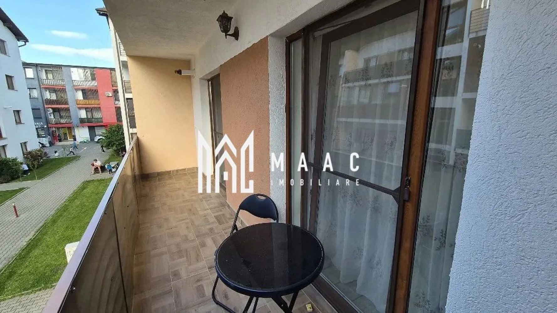 Apartament 2 camere | Etaj 1 | Balcon | Arhitectilor - MAAC Imobiliare vă prezintă un apartament cu 2 camere situat la etajul 1 din 3, în zona Arhitecților.

Apartamentul are o suprafață utilă de aproximativ 35 mp și beneficiază de o compartimentare practică, fiind ideal atât pentru locuit, cât și pentru investiție. Imobilul a fost construit în anul 2017 și dispune de parcare privată inclusă în CF.

Compartimentare:
Dormitor
Living cu bucătărie open space
Baie cu cadă
Balcon.

Dotări și finisaje:
Centrală termică proprie cu calorifere
Geamuri termopan
Parchet, gresie și faianță
Izolație exterioară
Apartament mobilat și utilat complet
Disponibil imediat.

Se vinde exact ca în fotografii, fiind inclusă mobila și electrocasnicele:
Mașină de spălat vase
Cuptor
Frigider, etc.

Pentru mai multe informații, specificați ca ați văzut anunțul cu ID: CP3084314
