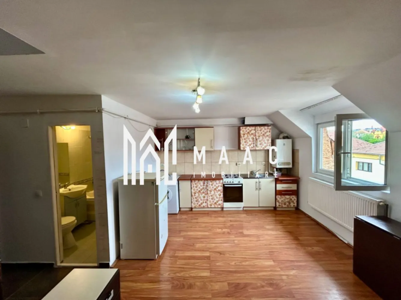 Apartament 2 camere I Ștrand I 50 MP I Pivniță - MAAC Imobiliare vă propune spre vânzare un apartament cu 2 camere, situat la mansardă, în cartierul Ștrand din Sibiu, într-o zonă foarte bună și apreciată, ideal atât pentru locuință personală, cât și pentru investiție. Proprietatea beneficiază de compartimentare modernă, spații bine organizate și acces facil către punctele de interes din oraș.

Apartamentul are o suprafață utilă de 50 mp și este compartimentat eficient pentru a oferi confort și funcționalitate. Locuința dispune de living cu bucătărie open-space, dormitor și baie, spațiile fiind optimizate pentru un stil de viață modern și practic.

În plus, proprietatea beneficiază de spații de depozitare bine organizate și loc dedicat pentru dressing, oferind un plus de confort și organizare. Apartamentul dispune și de pivniță cu suprafața de 9 mp, ideală pentru depozitare suplimentară.

Compartimentare:
-Living cu bucătărie open-space
-Dormitor
-Baie
-Spațiu pentru dressing
-Spații de depozitare
-Pivniță de 9 mp

Avantaje și locație:
-Situat în cartierul Ștrand din Sibiu
-Zonă foarte căutată și apreciată
-Acces facil către centrul orașului
-Aproape de magazine, școli și licee
-Ideal pentru locuință
-Potrivit pentru investiție imobiliară

Apartamentul reprezintă o oportunitate excelentă pentru cei care caută un apartament de vânzare în Ștrand, Sibiu, într-o zonă bine dezvoltată, cu acces rapid către toate facilitățile importante ale orașului.

Pentru mai multe detalii și programarea unei vizionări, vă rugăm să contactați echipa MAAC Imobiliare și să menționați CP3085570 la telefon.