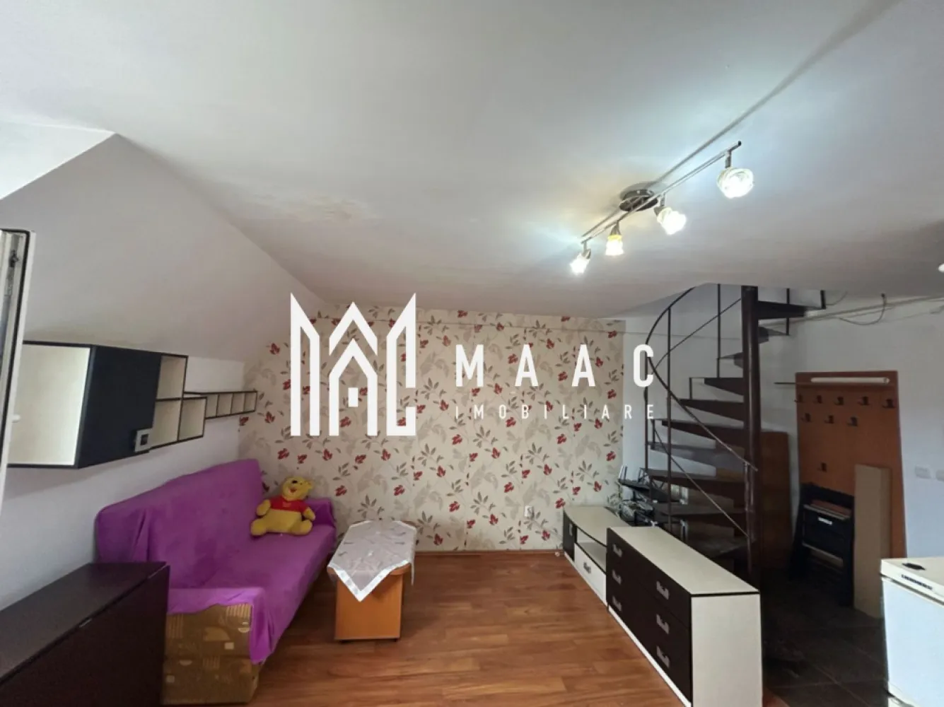 Apartament 2 camere I Ștrand I 50 MP I Pivniță - MAAC Imobiliare vă propune spre vânzare un apartament cu 2 camere, situat la mansardă, în cartierul Ștrand din Sibiu, într-o zonă foarte bună și apreciată, ideal atât pentru locuință personală, cât și pentru investiție. Proprietatea beneficiază de compartimentare modernă, spații bine organizate și acces facil către punctele de interes din oraș.

Apartamentul are o suprafață utilă de 50 mp și este compartimentat eficient pentru a oferi confort și funcționalitate. Locuința dispune de living cu bucătărie open-space, dormitor și baie, spațiile fiind optimizate pentru un stil de viață modern și practic.

În plus, proprietatea beneficiază de spații de depozitare bine organizate și loc dedicat pentru dressing, oferind un plus de confort și organizare. Apartamentul dispune și de pivniță cu suprafața de 9 mp, ideală pentru depozitare suplimentară.

Compartimentare:
-Living cu bucătărie open-space
-Dormitor
-Baie
-Spațiu pentru dressing
-Spații de depozitare
-Pivniță de 9 mp

Avantaje și locație:
-Situat în cartierul Ștrand din Sibiu
-Zonă foarte căutată și apreciată
-Acces facil către centrul orașului
-Aproape de magazine, școli și licee
-Ideal pentru locuință
-Potrivit pentru investiție imobiliară

Apartamentul reprezintă o oportunitate excelentă pentru cei care caută un apartament de vânzare în Ștrand, Sibiu, într-o zonă bine dezvoltată, cu acces rapid către toate facilitățile importante ale orașului.

Pentru mai multe detalii și programarea unei vizionări, vă rugăm să contactați echipa MAAC Imobiliare și să menționați CP3085570 la telefon.
