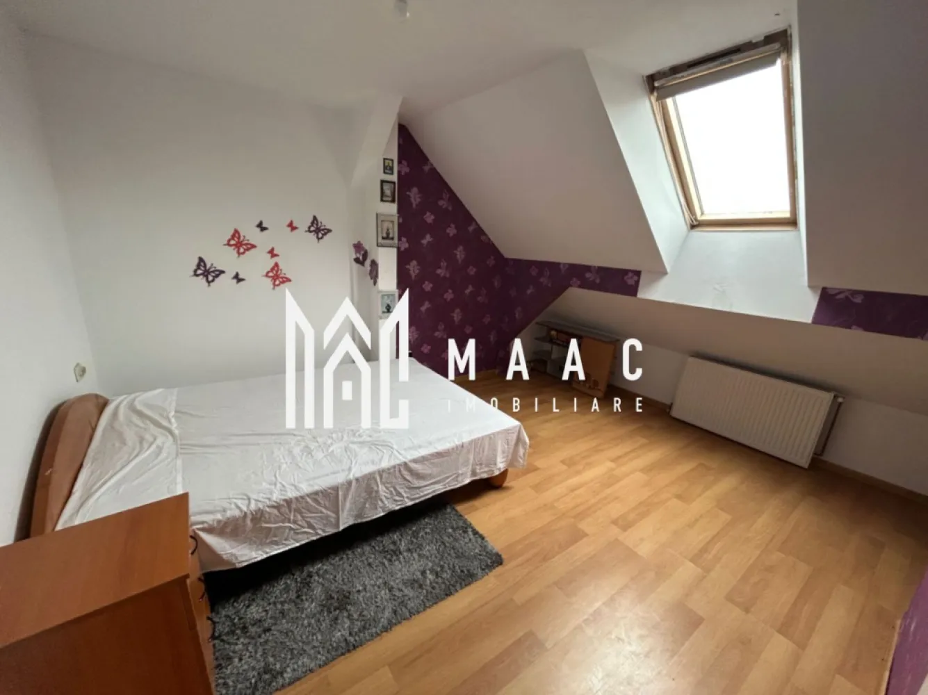 Apartament 2 camere I Ștrand I 50 MP I Pivniță - MAAC Imobiliare vă propune spre vânzare un apartament cu 2 camere, situat la mansardă, în cartierul Ștrand din Sibiu, într-o zonă foarte bună și apreciată, ideal atât pentru locuință personală, cât și pentru investiție. Proprietatea beneficiază de compartimentare modernă, spații bine organizate și acces facil către punctele de interes din oraș.

Apartamentul are o suprafață utilă de 50 mp și este compartimentat eficient pentru a oferi confort și funcționalitate. Locuința dispune de living cu bucătărie open-space, dormitor și baie, spațiile fiind optimizate pentru un stil de viață modern și practic.

În plus, proprietatea beneficiază de spații de depozitare bine organizate și loc dedicat pentru dressing, oferind un plus de confort și organizare. Apartamentul dispune și de pivniță cu suprafața de 9 mp, ideală pentru depozitare suplimentară.

Compartimentare:
-Living cu bucătărie open-space
-Dormitor
-Baie
-Spațiu pentru dressing
-Spații de depozitare
-Pivniță de 9 mp

Avantaje și locație:
-Situat în cartierul Ștrand din Sibiu
-Zonă foarte căutată și apreciată
-Acces facil către centrul orașului
-Aproape de magazine, școli și licee
-Ideal pentru locuință
-Potrivit pentru investiție imobiliară

Apartamentul reprezintă o oportunitate excelentă pentru cei care caută un apartament de vânzare în Ștrand, Sibiu, într-o zonă bine dezvoltată, cu acces rapid către toate facilitățile importante ale orașului.

Pentru mai multe detalii și programarea unei vizionări, vă rugăm să contactați echipa MAAC Imobiliare și să menționați CP3085570 la telefon.
