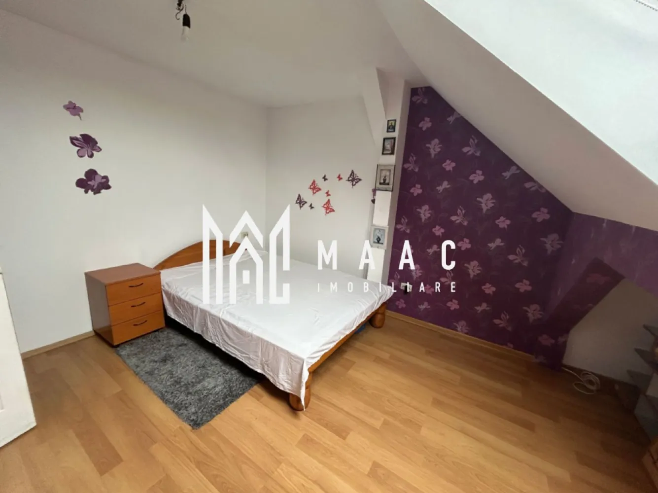 Apartament 2 camere I Ștrand I 50 MP I Pivniță - MAAC Imobiliare vă propune spre vânzare un apartament cu 2 camere, situat la mansardă, în cartierul Ștrand din Sibiu, într-o zonă foarte bună și apreciată, ideal atât pentru locuință personală, cât și pentru investiție. Proprietatea beneficiază de compartimentare modernă, spații bine organizate și acces facil către punctele de interes din oraș.

Apartamentul are o suprafață utilă de 50 mp și este compartimentat eficient pentru a oferi confort și funcționalitate. Locuința dispune de living cu bucătărie open-space, dormitor și baie, spațiile fiind optimizate pentru un stil de viață modern și practic.

În plus, proprietatea beneficiază de spații de depozitare bine organizate și loc dedicat pentru dressing, oferind un plus de confort și organizare. Apartamentul dispune și de pivniță cu suprafața de 9 mp, ideală pentru depozitare suplimentară.

Compartimentare:
-Living cu bucătărie open-space
-Dormitor
-Baie
-Spațiu pentru dressing
-Spații de depozitare
-Pivniță de 9 mp

Avantaje și locație:
-Situat în cartierul Ștrand din Sibiu
-Zonă foarte căutată și apreciată
-Acces facil către centrul orașului
-Aproape de magazine, școli și licee
-Ideal pentru locuință
-Potrivit pentru investiție imobiliară

Apartamentul reprezintă o oportunitate excelentă pentru cei care caută un apartament de vânzare în Ștrand, Sibiu, într-o zonă bine dezvoltată, cu acces rapid către toate facilitățile importante ale orașului.

Pentru mai multe detalii și programarea unei vizionări, vă rugăm să contactați echipa MAAC Imobiliare și să menționați CP3085570 la telefon.