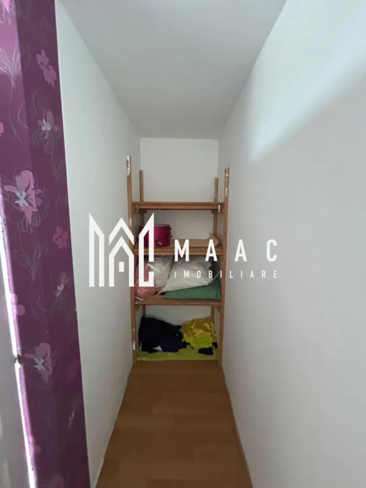 Apartament 2 camere I Ștrand I 50 MP I Pivniță - MAAC Imobiliare vă propune spre vânzare un apartament cu 2 camere, situat la mansardă, în cartierul Ștrand din Sibiu, într-o zonă foarte bună și apreciată, ideal atât pentru locuință personală, cât și pentru investiție. Proprietatea beneficiază de compartimentare modernă, spații bine organizate și acces facil către punctele de interes din oraș.

Apartamentul are o suprafață utilă de 50 mp și este compartimentat eficient pentru a oferi confort și funcționalitate. Locuința dispune de living cu bucătărie open-space, dormitor și baie, spațiile fiind optimizate pentru un stil de viață modern și practic.

În plus, proprietatea beneficiază de spații de depozitare bine organizate și loc dedicat pentru dressing, oferind un plus de confort și organizare. Apartamentul dispune și de pivniță cu suprafața de 9 mp, ideală pentru depozitare suplimentară.

Compartimentare:
-Living cu bucătărie open-space
-Dormitor
-Baie
-Spațiu pentru dressing
-Spații de depozitare
-Pivniță de 9 mp

Avantaje și locație:
-Situat în cartierul Ștrand din Sibiu
-Zonă foarte căutată și apreciată
-Acces facil către centrul orașului
-Aproape de magazine, școli și licee
-Ideal pentru locuință
-Potrivit pentru investiție imobiliară

Apartamentul reprezintă o oportunitate excelentă pentru cei care caută un apartament de vânzare în Ștrand, Sibiu, într-o zonă bine dezvoltată, cu acces rapid către toate facilitățile importante ale orașului.

Pentru mai multe detalii și programarea unei vizionări, vă rugăm să contactați echipa MAAC Imobiliare și să menționați CP3085570 la telefon.