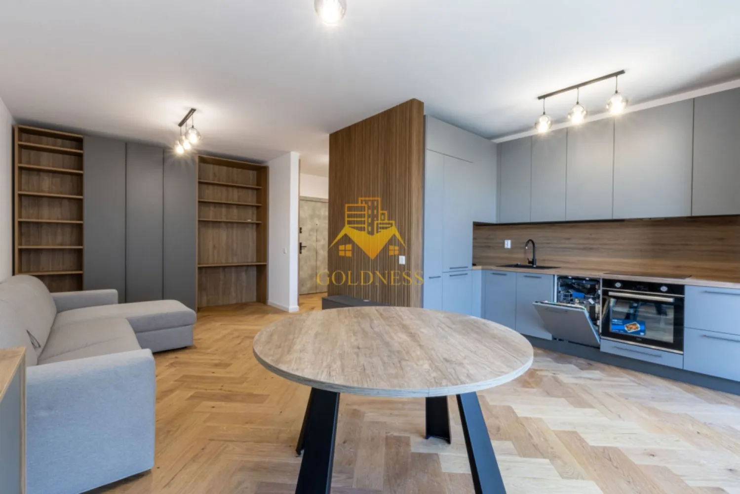 2 camere, premium, garaj, bloc nou, AC, Plopilor Zona Parcul Rozelor - GOLDNESS Imobiliare vă propune spre închiriere un apartament cu 2 camere complet mobilat și utilat, la etajul 5 într-un imobil de 10 etaje, în Cartierul Plopilor.
Se poate inchiria parcare subterana cu 100 euro !
Se află în apropierea stațiilor de transport în comun, magazine, restaurante, spații verzi, farmacii, etc. 

Apartamentul este compartimentat astfel:
 - dormitor cu pat matrimonial, dressing, noptiere
 - living cu bucatarie open space complet utilată și mobilată, canapea extensibilă, loc de servit masa 
 - baie cu cabina de dus, calorifer port prosop și dulap pentru depozitare.
 - terasa de 11 mp.

Imobilul este dotat cu toate cele necesare- centrală proprie, frigider, aragaz, hotă, mașină de spălat haine, masina de spalat vase, etc. 

Dacă sunteți interesați de acest apartament și doriți să îl vizionați, dar și pentru alte oferte nu ezitați să ne contactați telefonic sau prin e-mail. Vă stăm la dispoziție!
Pentru intermediere se percepe un comision de 50% din prețul chiriei!