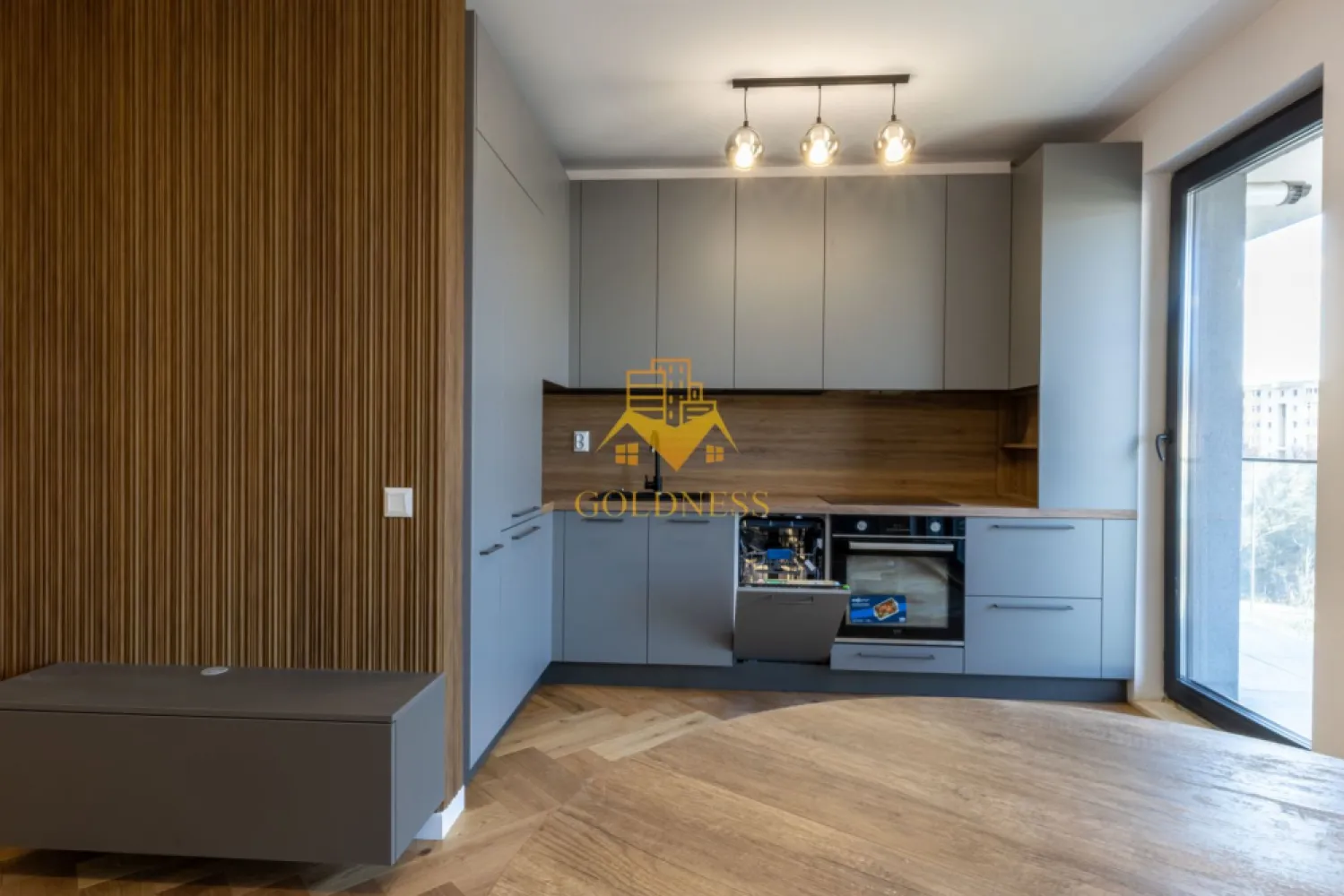 2 camere, premium, garaj, bloc nou, AC, Plopilor Zona Parcul Rozelor - GOLDNESS Imobiliare vă propune spre închiriere un apartament cu 2 camere complet mobilat și utilat, la etajul 5 într-un imobil de 10 etaje, în Cartierul Plopilor.
Se poate inchiria parcare subterana cu 100 euro !
Se află în apropierea stațiilor de transport în comun, magazine, restaurante, spații verzi, farmacii, etc. 

Apartamentul este compartimentat astfel:
 - dormitor cu pat matrimonial, dressing, noptiere
 - living cu bucatarie open space complet utilată și mobilată, canapea extensibilă, loc de servit masa 
 - baie cu cabina de dus, calorifer port prosop și dulap pentru depozitare.
 - terasa de 11 mp.

Imobilul este dotat cu toate cele necesare- centrală proprie, frigider, aragaz, hotă, mașină de spălat haine, masina de spalat vase, etc. 

Dacă sunteți interesați de acest apartament și doriți să îl vizionați, dar și pentru alte oferte nu ezitați să ne contactați telefonic sau prin e-mail. Vă stăm la dispoziție!
Pentru intermediere se percepe un comision de 50% din prețul chiriei!