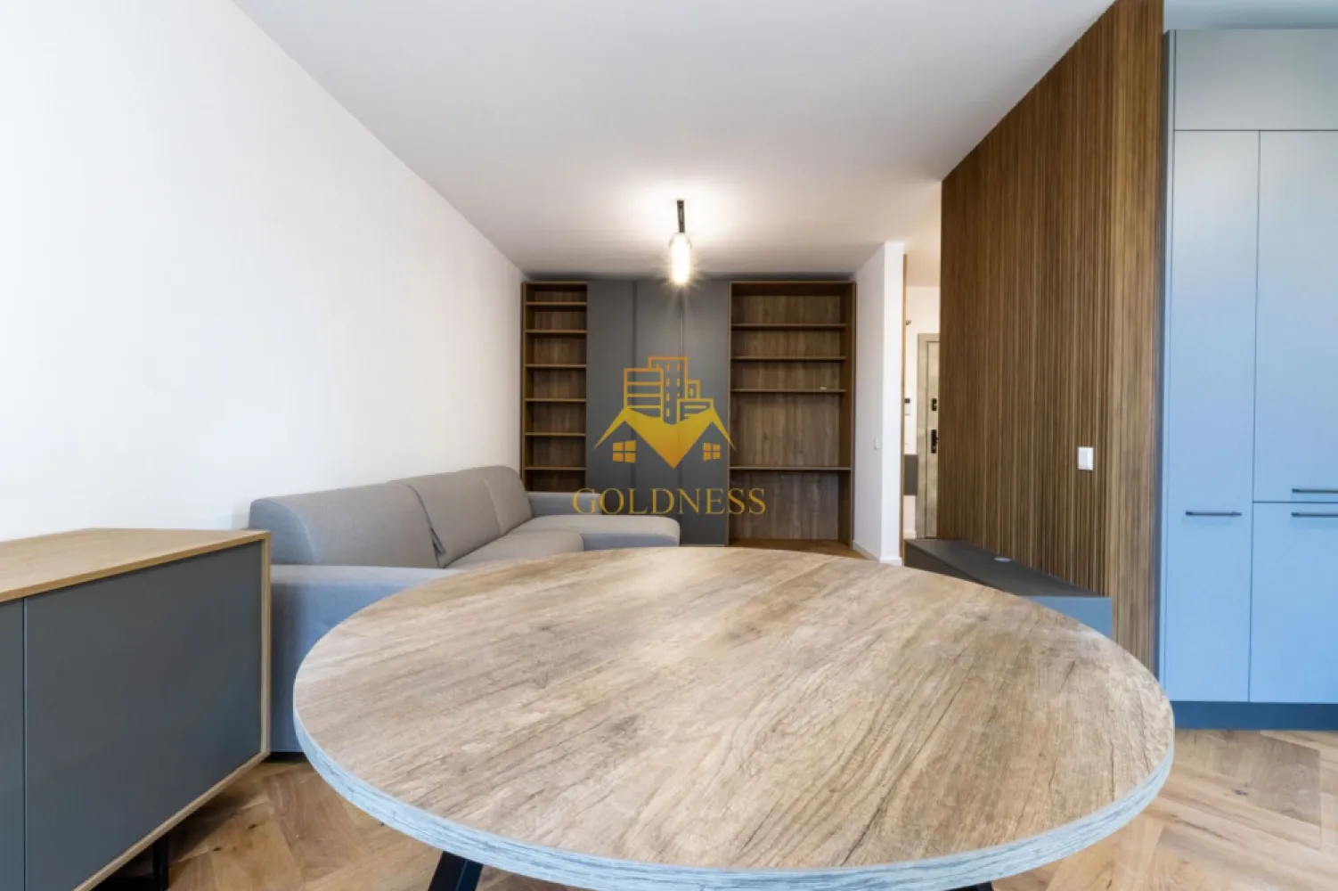 2 camere, premium, garaj, bloc nou, AC, Plopilor Zona Parcul Rozelor - GOLDNESS Imobiliare vă propune spre închiriere un apartament cu 2 camere complet mobilat și utilat, la etajul 5 într-un imobil de 10 etaje, în Cartierul Plopilor.
Se poate inchiria parcare subterana cu 100 euro !
Se află în apropierea stațiilor de transport în comun, magazine, restaurante, spații verzi, farmacii, etc. 

Apartamentul este compartimentat astfel:
 - dormitor cu pat matrimonial, dressing, noptiere
 - living cu bucatarie open space complet utilată și mobilată, canapea extensibilă, loc de servit masa 
 - baie cu cabina de dus, calorifer port prosop și dulap pentru depozitare.
 - terasa de 11 mp.

Imobilul este dotat cu toate cele necesare- centrală proprie, frigider, aragaz, hotă, mașină de spălat haine, masina de spalat vase, etc. 

Dacă sunteți interesați de acest apartament și doriți să îl vizionați, dar și pentru alte oferte nu ezitați să ne contactați telefonic sau prin e-mail. Vă stăm la dispoziție!
Pentru intermediere se percepe un comision de 50% din prețul chiriei!